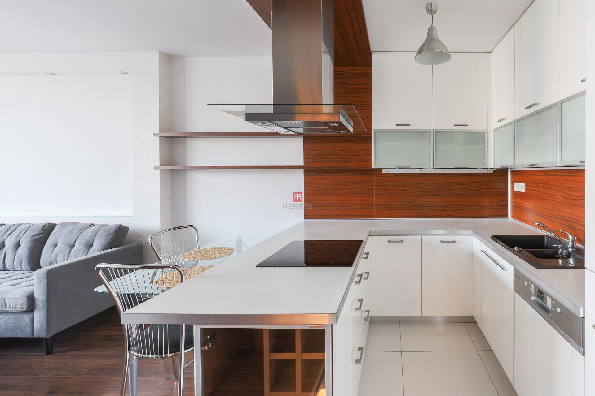 HERRYS – Na prenájom 2-izbový byt s lodžiou a garážovým státím na Tomášikovej ulici v Ružinove