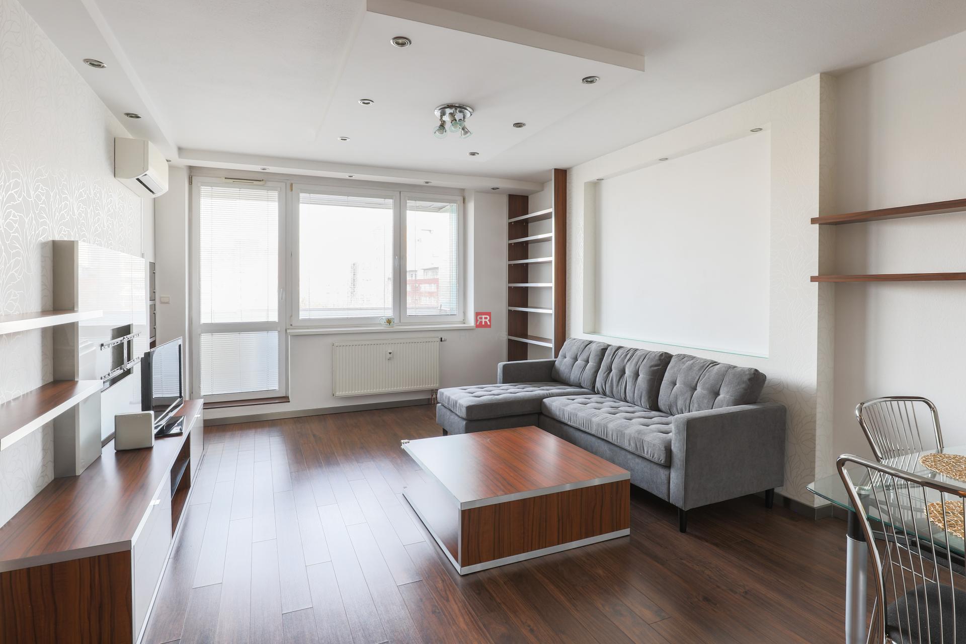 HERRYS – Na prenájom 2-izbový byt s lodžiou a garážovým státím na Tomášikovej ulici v Ružinove