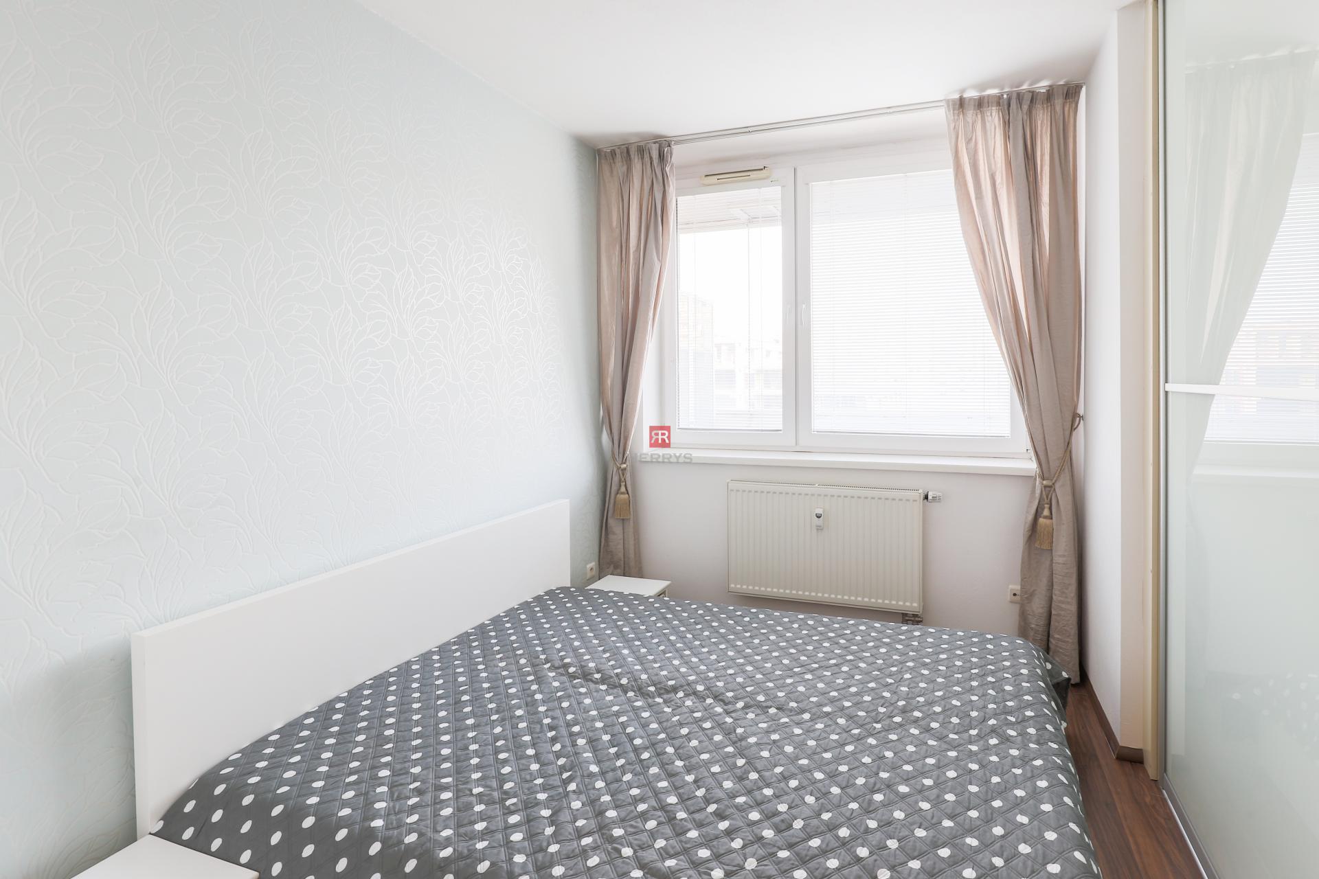 HERRYS – Na prenájom 2-izbový byt s lodžiou a garážovým státím na Tomášikovej ulici v Ružinove