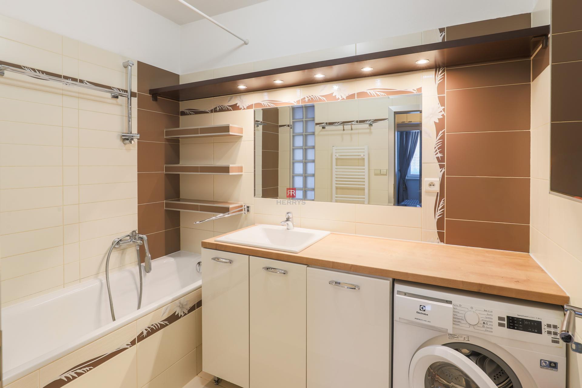 HERRYS – Na prenájom 2-izbový byt s lodžiou a garážovým státím na Tomášikovej ulici v Ružinove