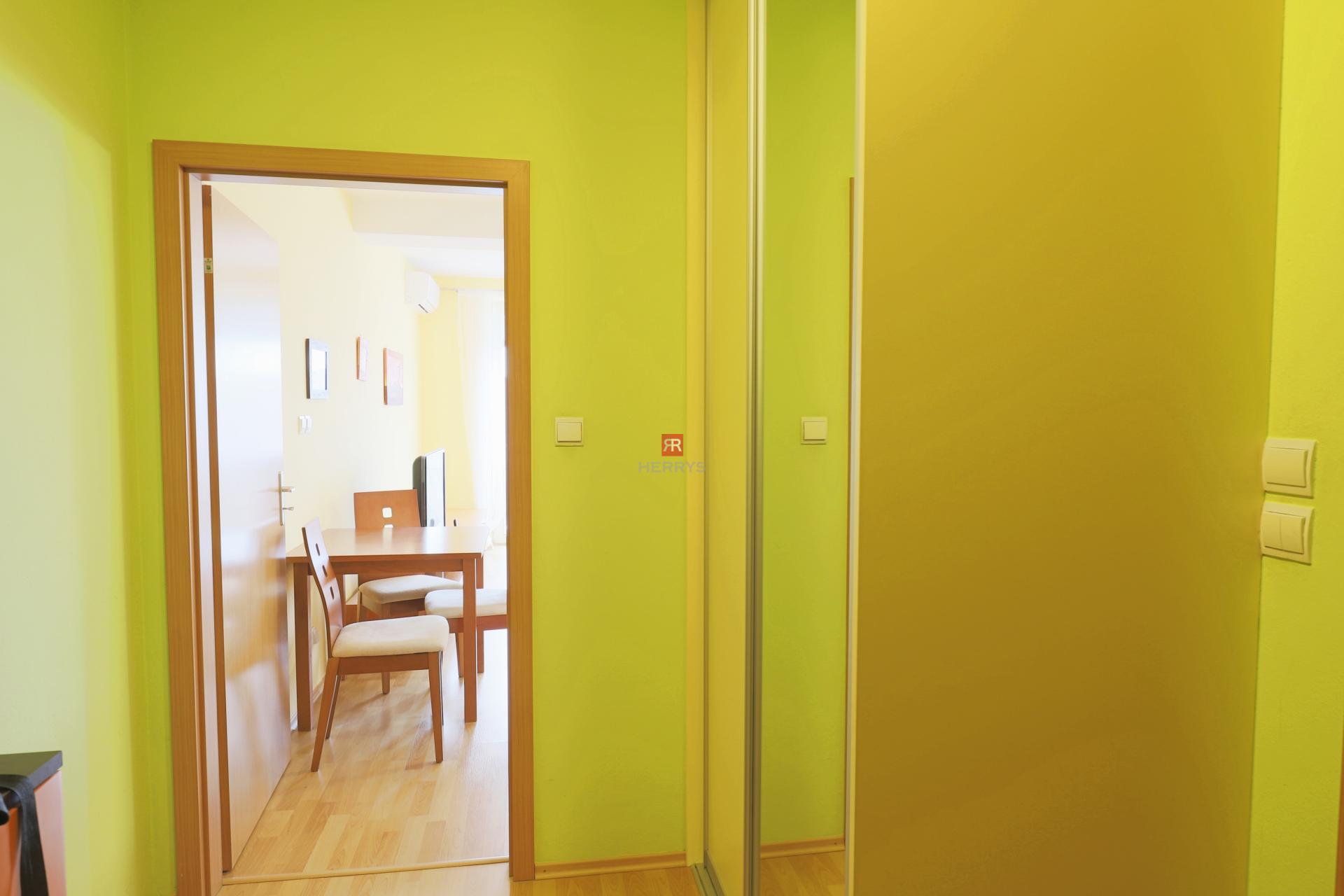 HERRYS – Na prenájom zariadený 1-izbový byt s balkónom a možnosťou garážového státia vo Vajnoroch