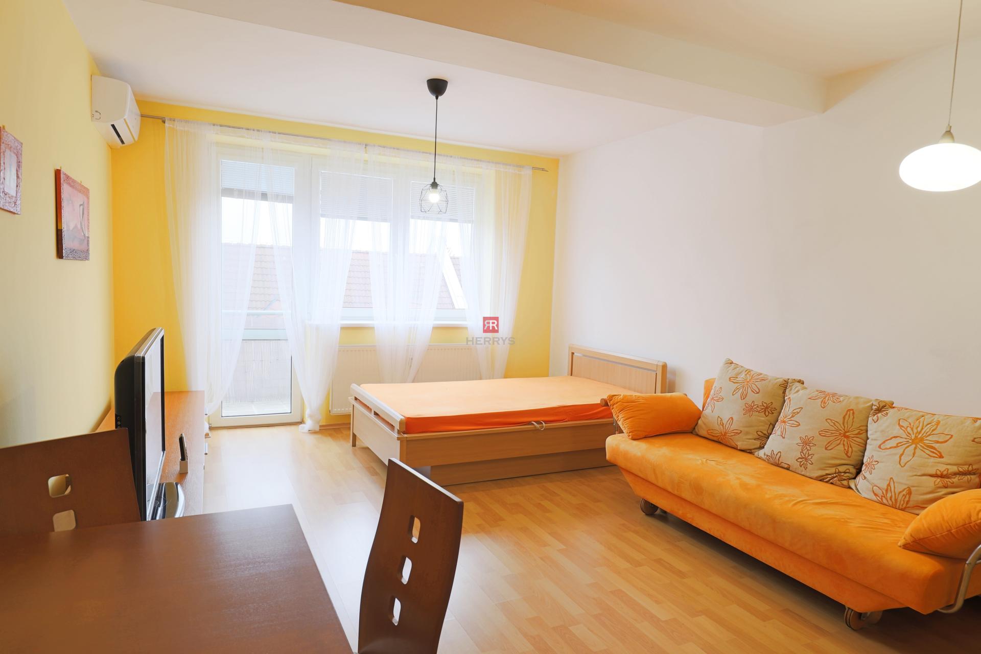 HERRYS – Na prenájom zariadený 1-izbový byt s balkónom a možnosťou garážového státia vo Vajnoroch