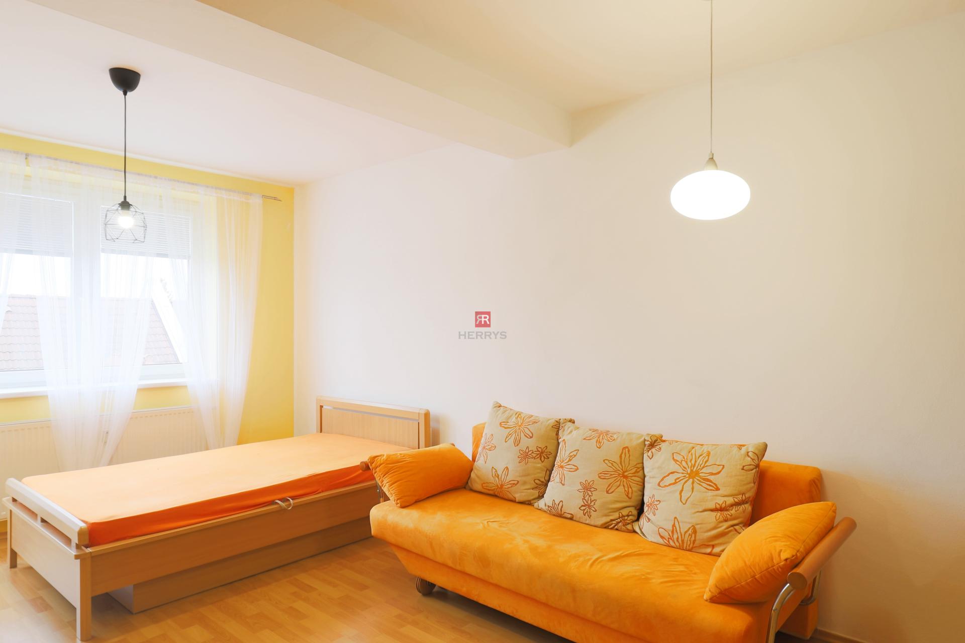 HERRYS – Na prenájom zariadený 1-izbový byt s balkónom a možnosťou garážového státia vo Vajnoroch