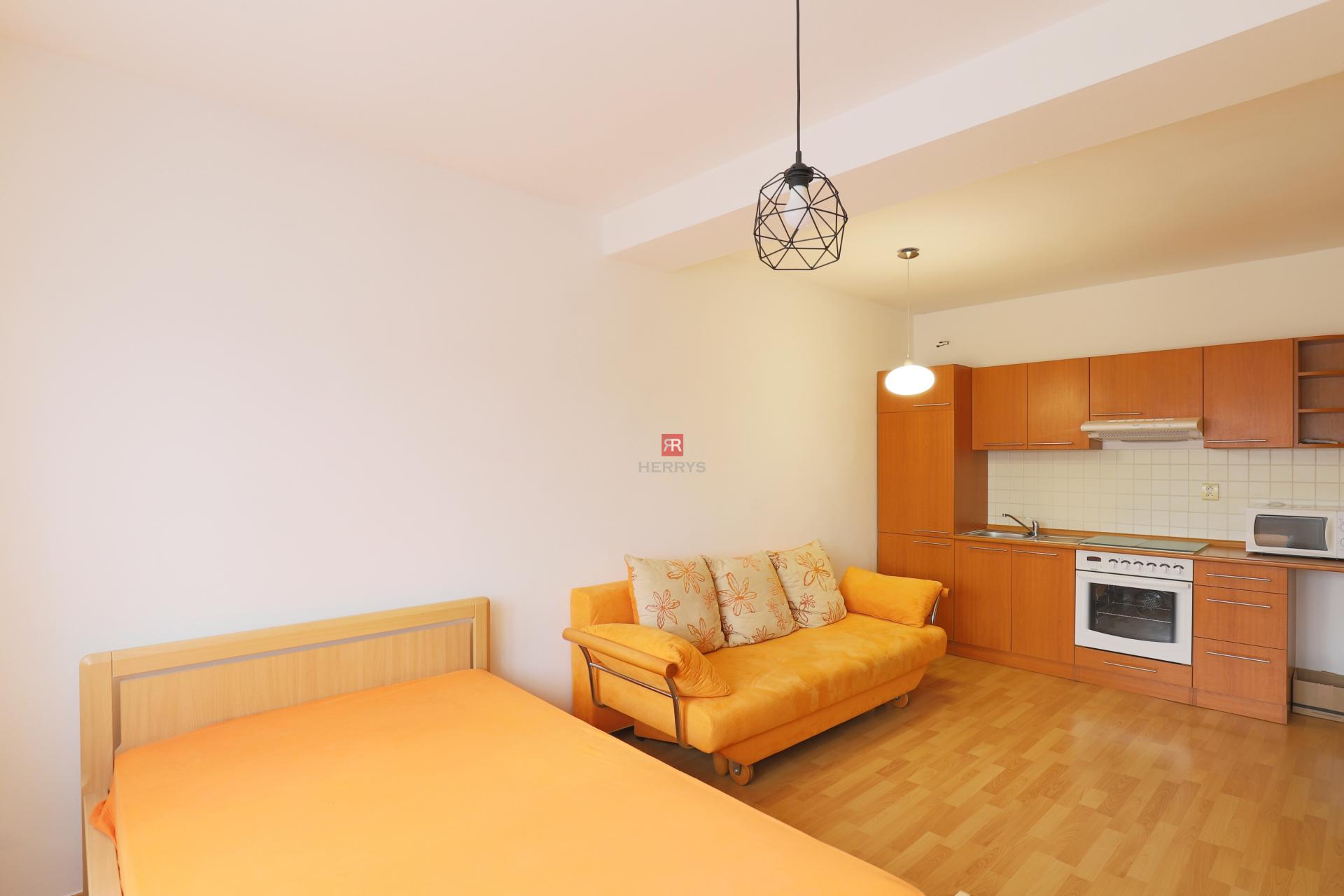 HERRYS – Na prenájom zariadený 1-izbový byt s balkónom a možnosťou garážového státia vo Vajnoroch
