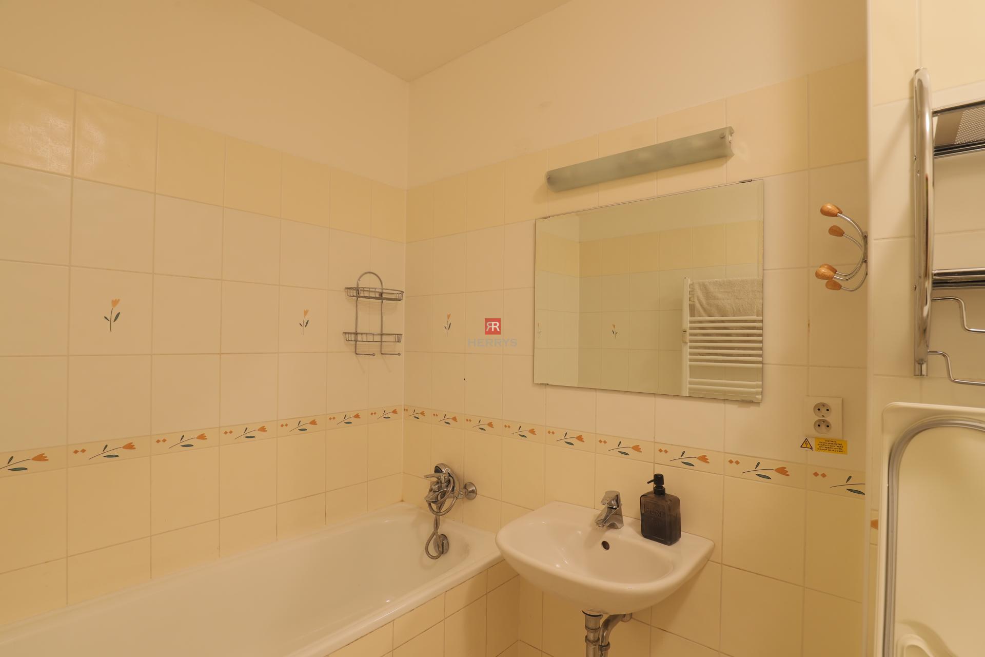 HERRYS – Na prenájom zariadený 1-izbový byt s balkónom a možnosťou garážového státia vo Vajnoroch