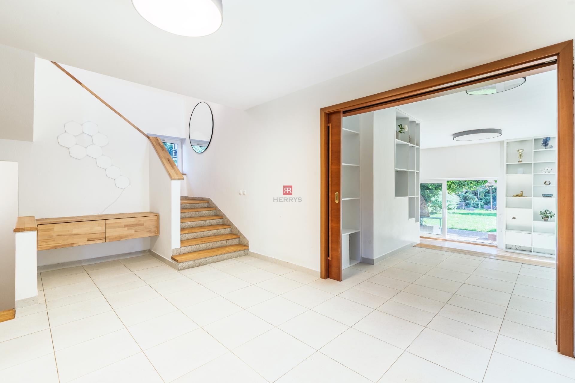 HERRYS - Na predaj priestranný 6-izbový rodinný dom vo Vajnoroch