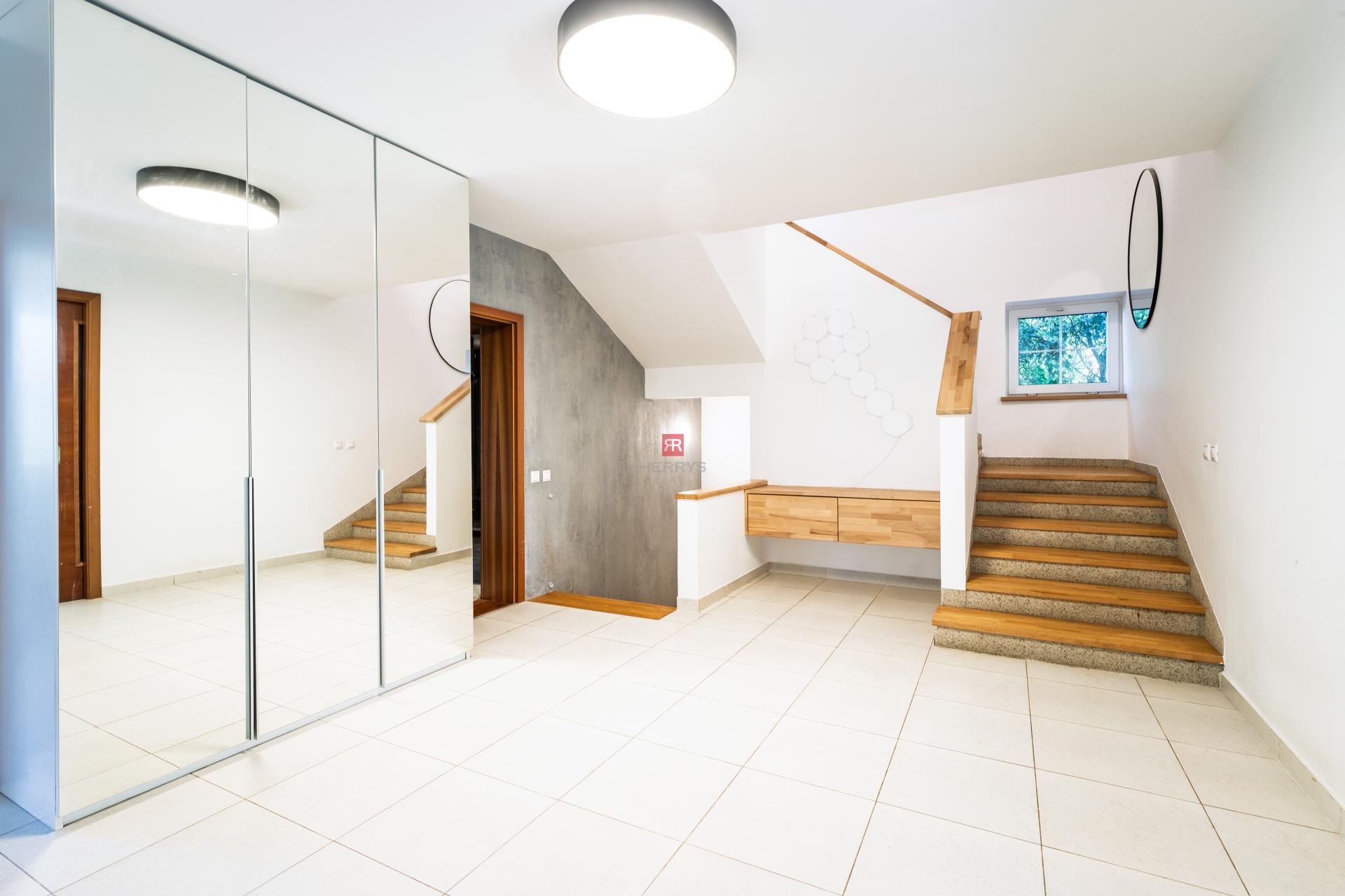 HERRYS - Na predaj priestranný 6-izbový rodinný dom vo Vajnoroch