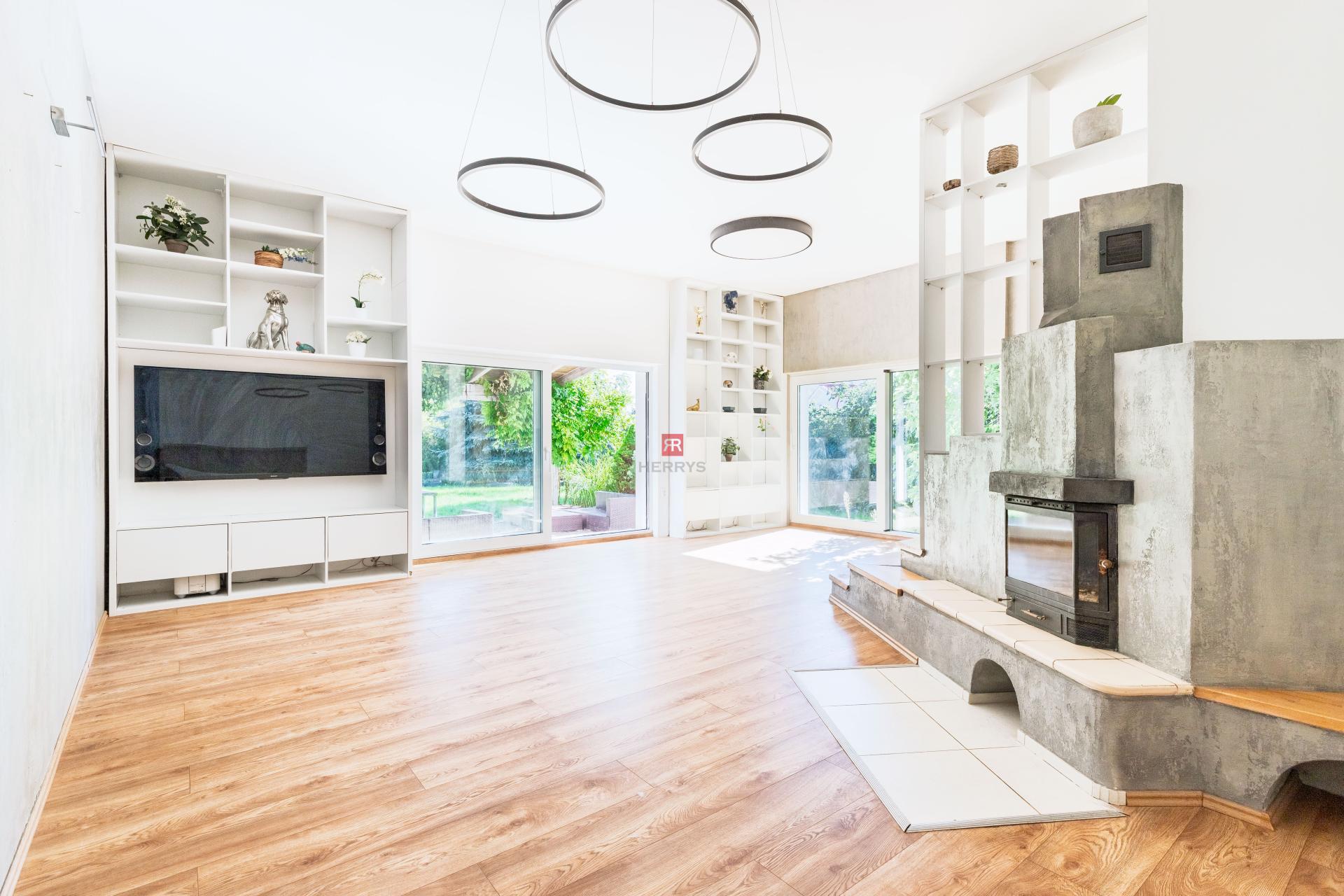 HERRYS - Na predaj priestranný 6-izbový rodinný dom vo Vajnoroch