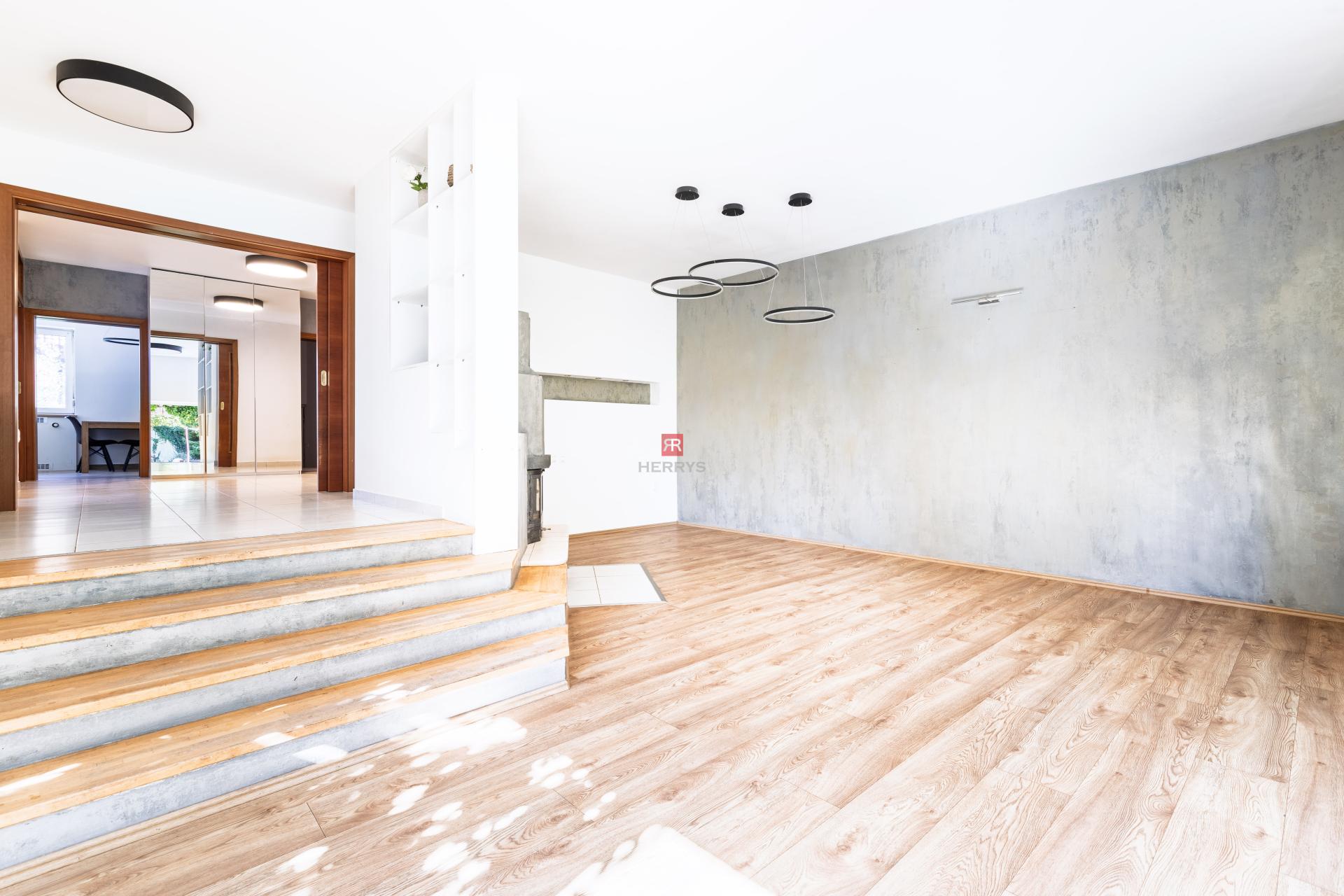 HERRYS - Na predaj priestranný 6-izbový rodinný dom vo Vajnoroch