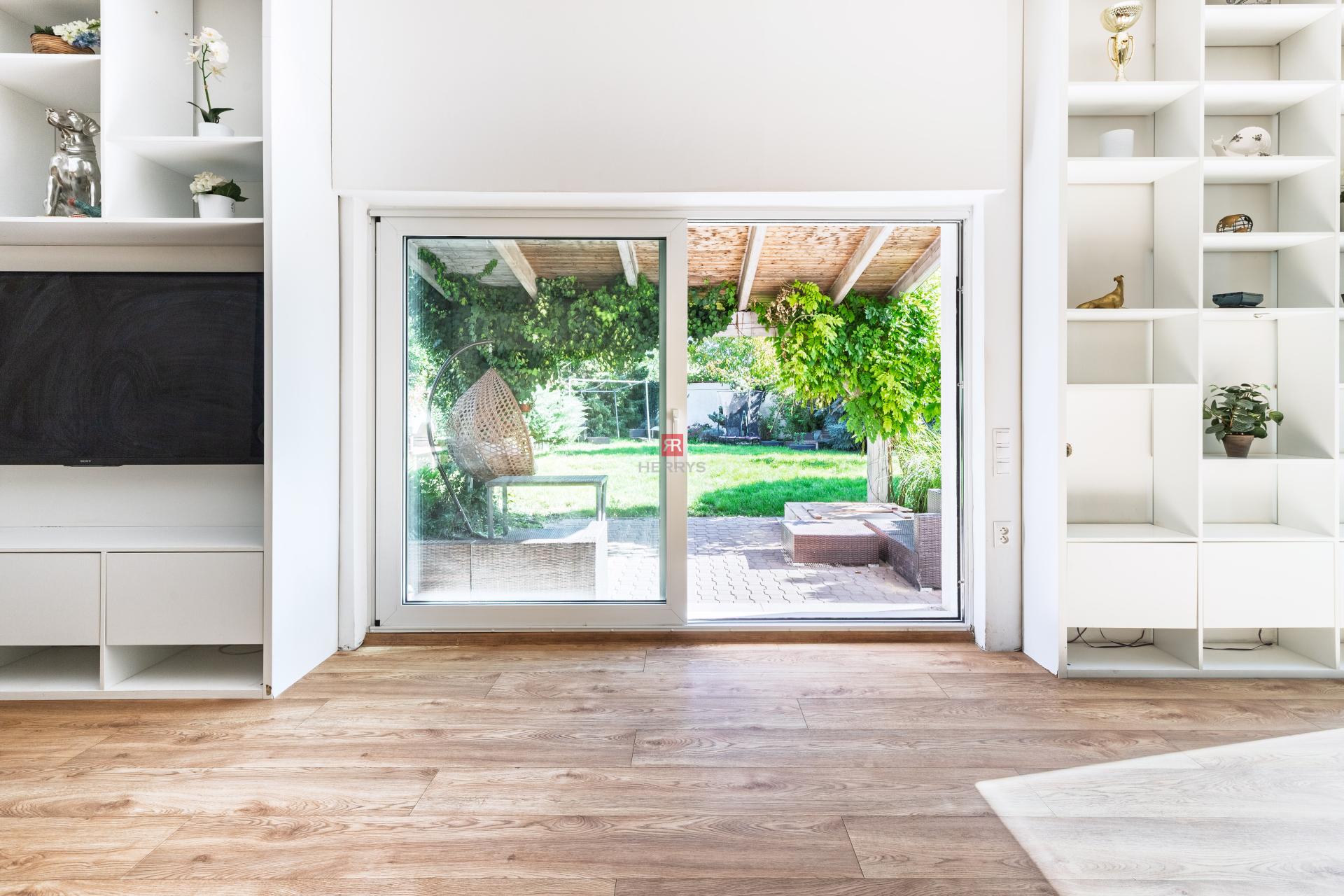 HERRYS - Na predaj priestranný 6-izbový rodinný dom vo Vajnoroch