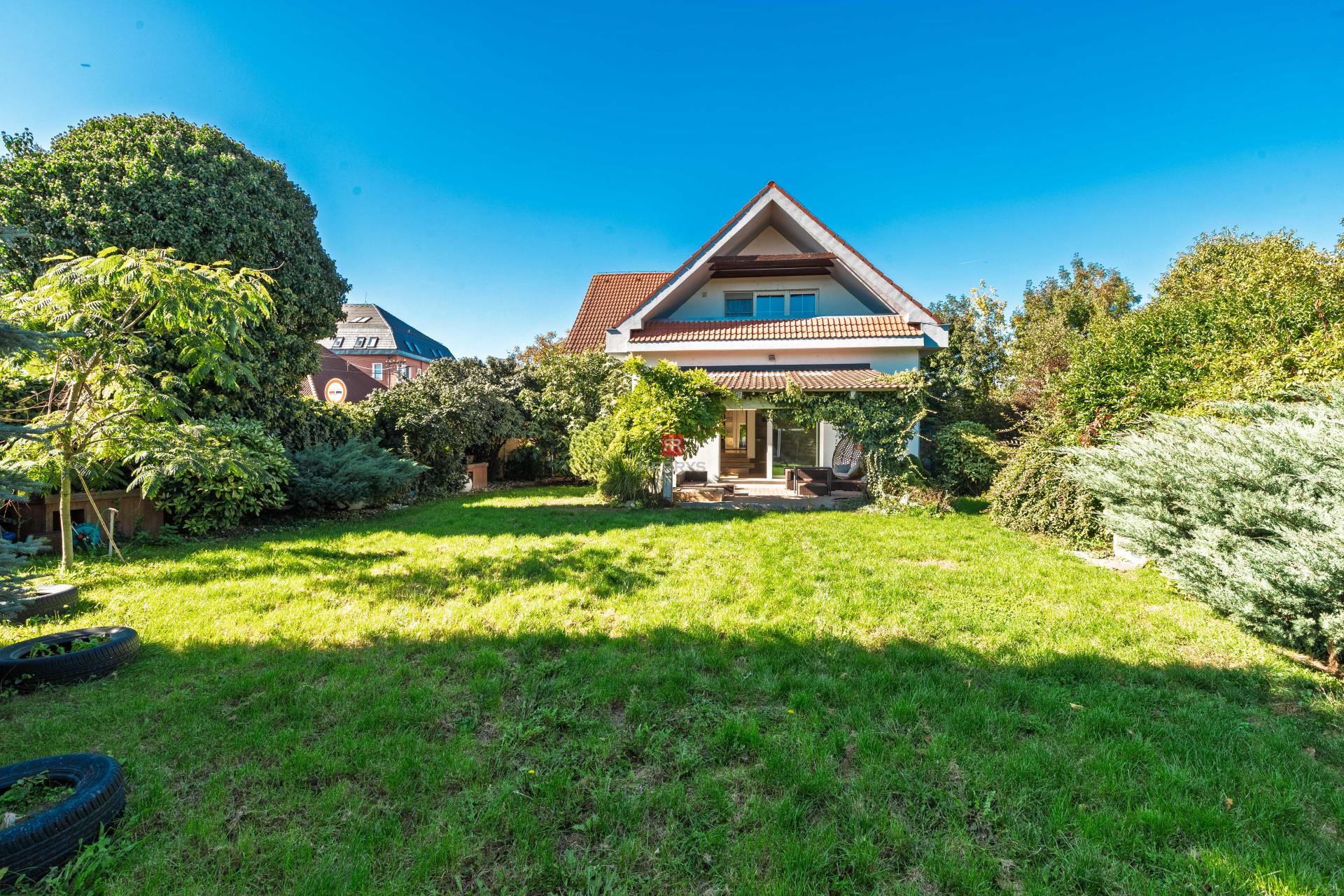 HERRYS - Na predaj priestranný 6-izbový rodinný dom vo Vajnoroch