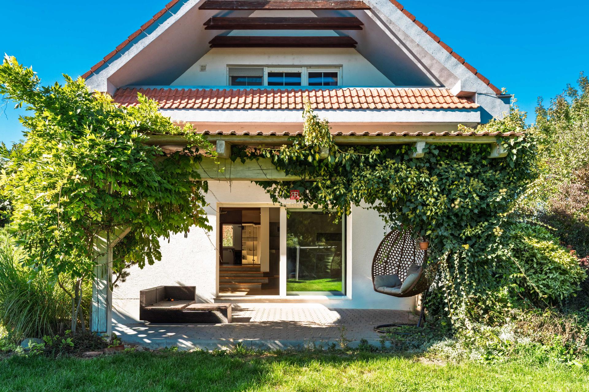 HERRYS - Na predaj priestranný 6-izbový rodinný dom vo Vajnoroch