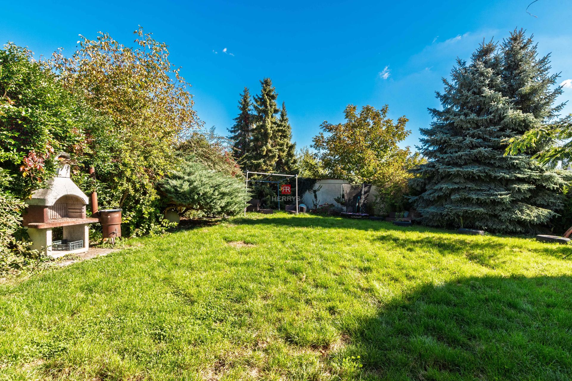 HERRYS - Na predaj priestranný 6-izbový rodinný dom vo Vajnoroch