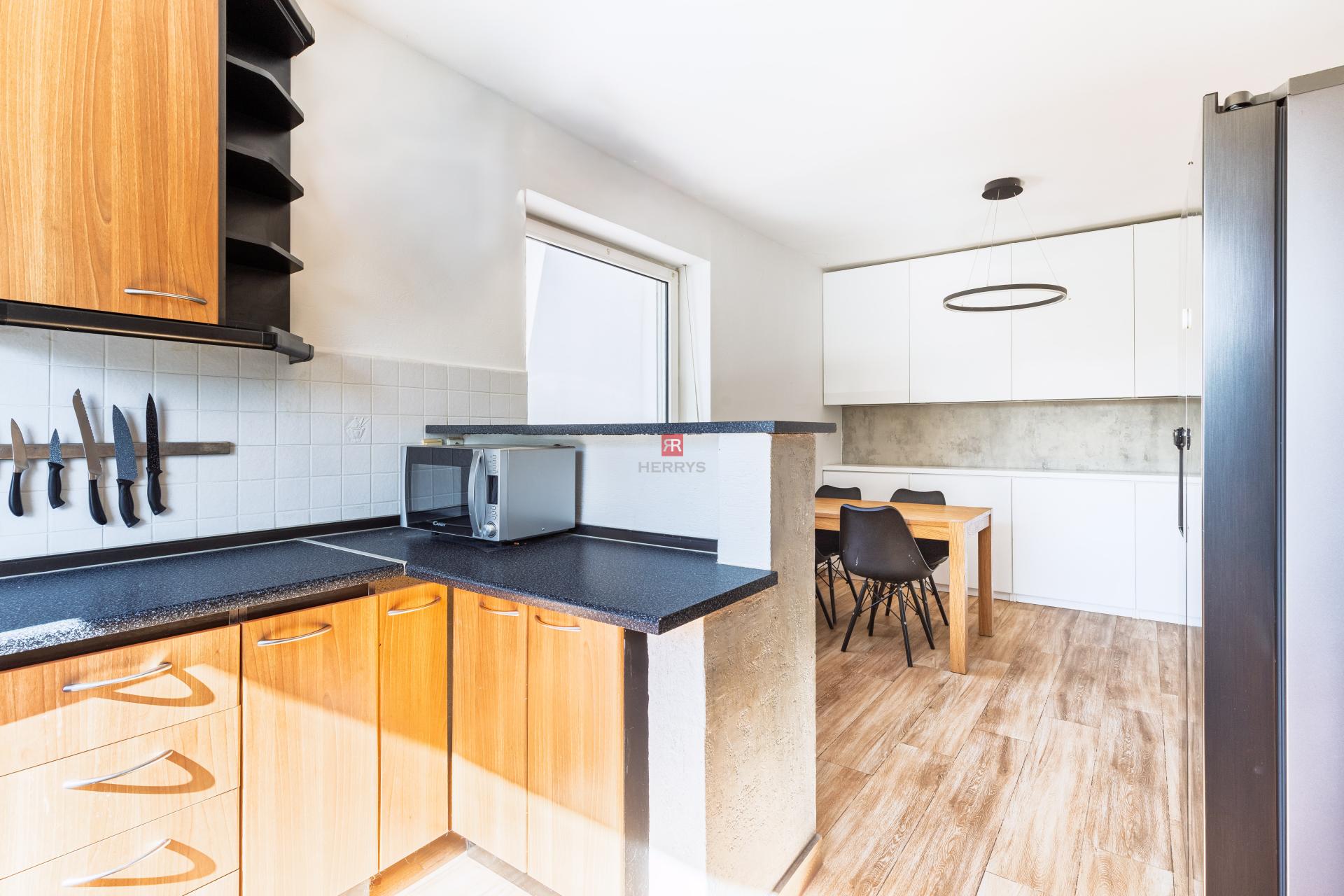 HERRYS - Na predaj priestranný 6-izbový rodinný dom vo Vajnoroch