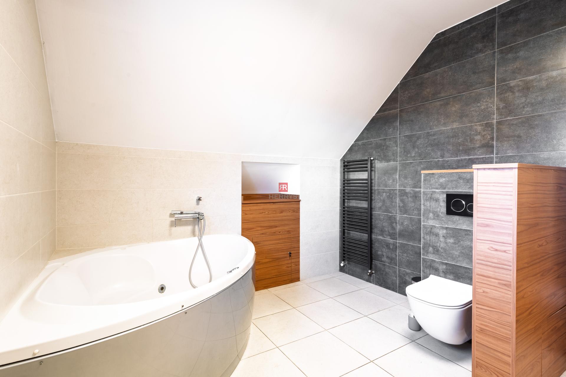 HERRYS - Na predaj priestranný 6-izbový rodinný dom vo Vajnoroch