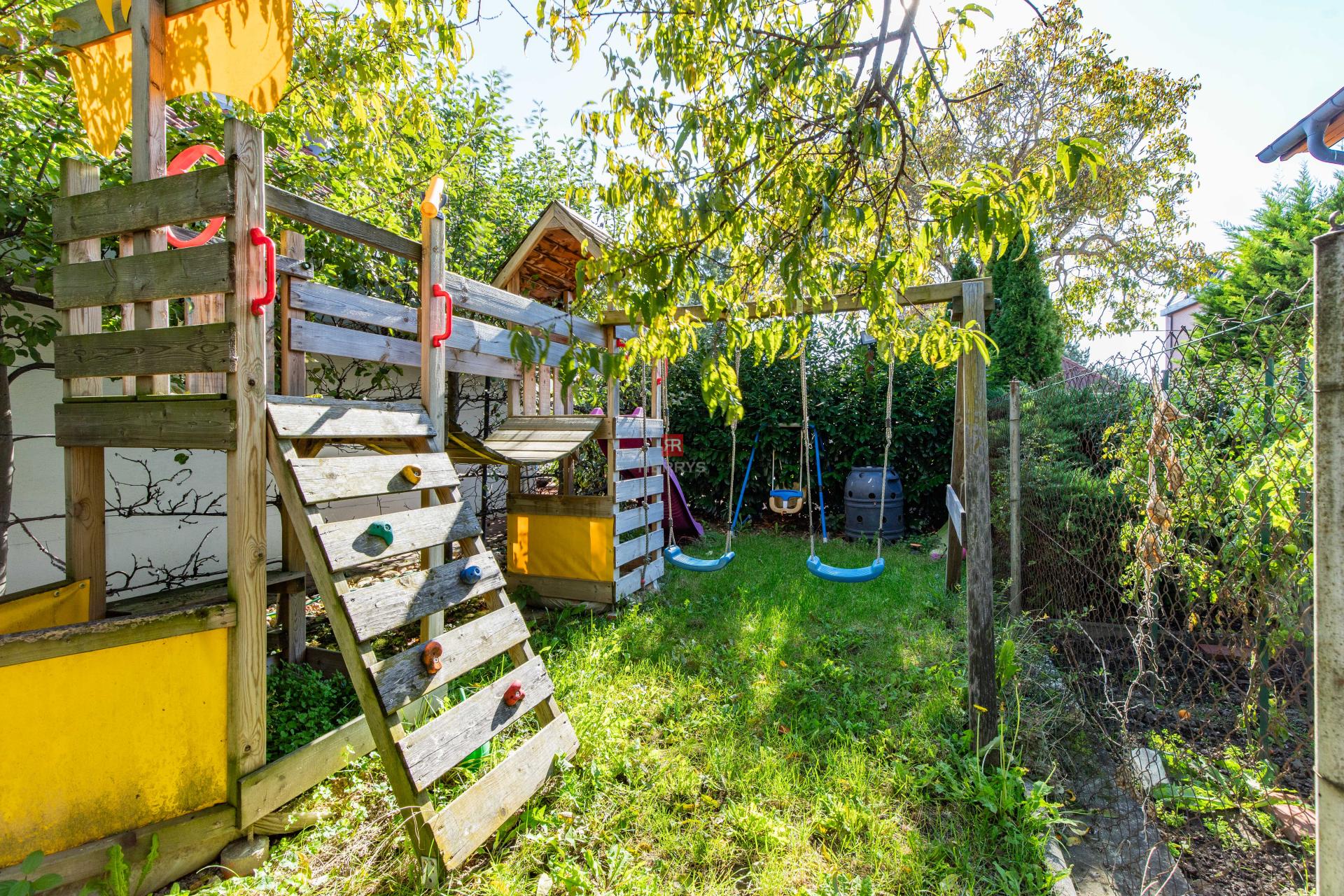 HERRYS - Na predaj priestranný 6-izbový rodinný dom vo Vajnoroch