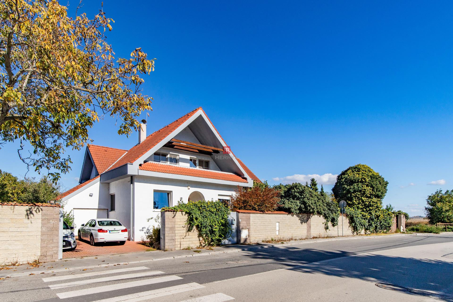 HERRYS - Na predaj priestranný 6-izbový rodinný dom vo Vajnoroch