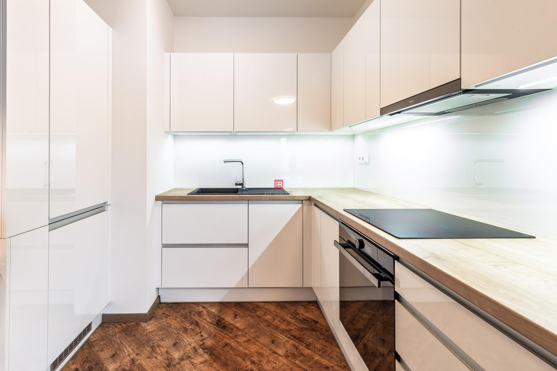 HERRYS - Na predaj 2 izbový byt v komplexe Zlaté krídlo, Rača