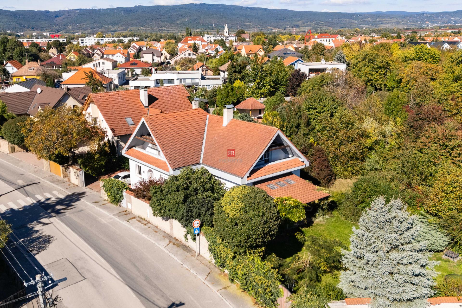 HERRYS - Na predaj priestranný 6-izbový rodinný dom vo Vajnoroch