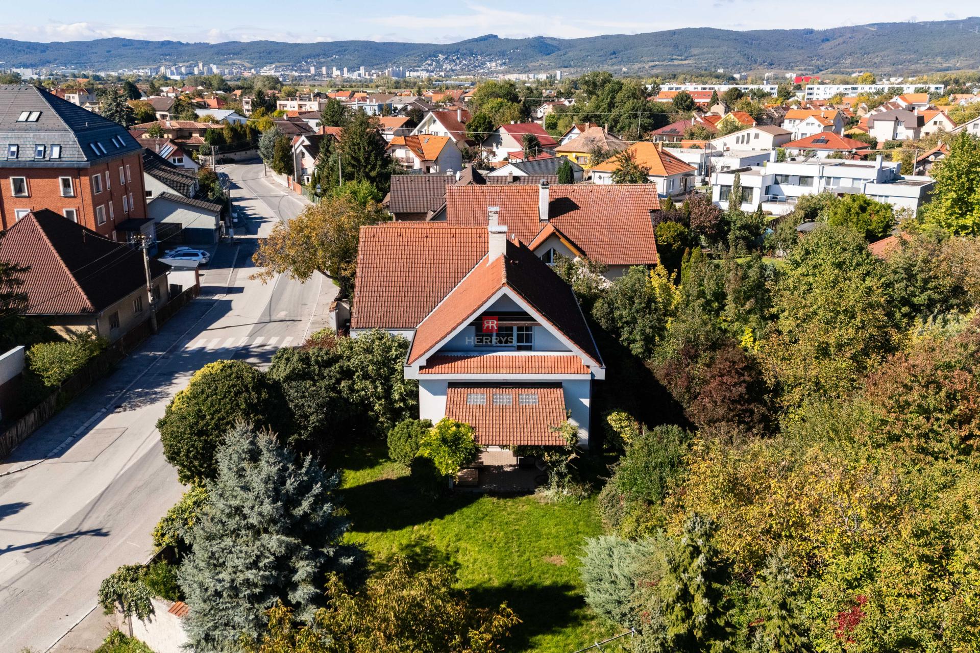 HERRYS - Na predaj priestranný 6-izbový rodinný dom vo Vajnoroch