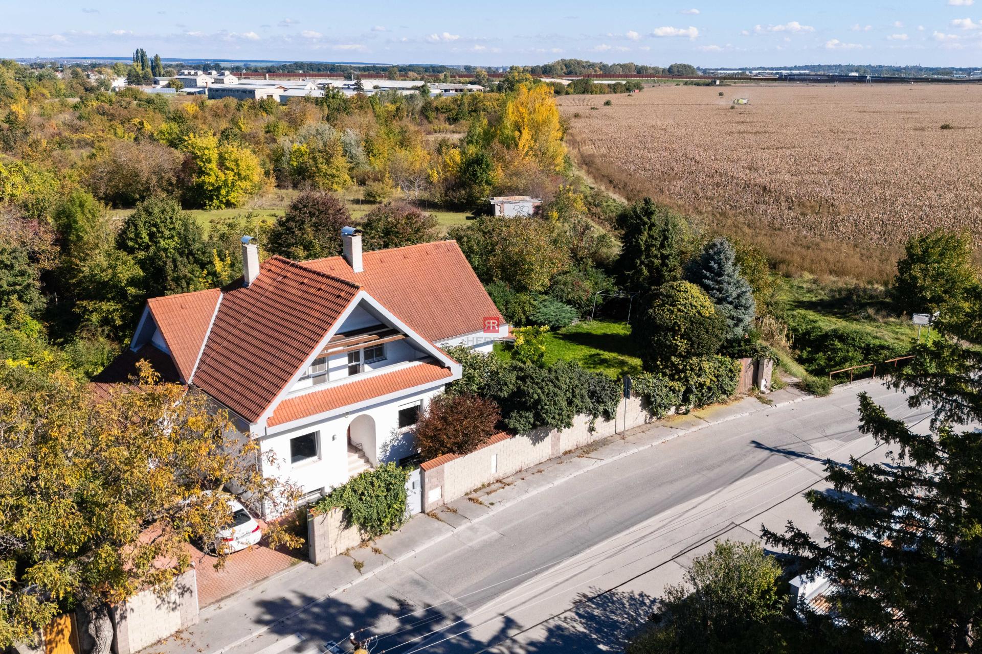 HERRYS - Na predaj priestranný 6-izbový rodinný dom vo Vajnoroch