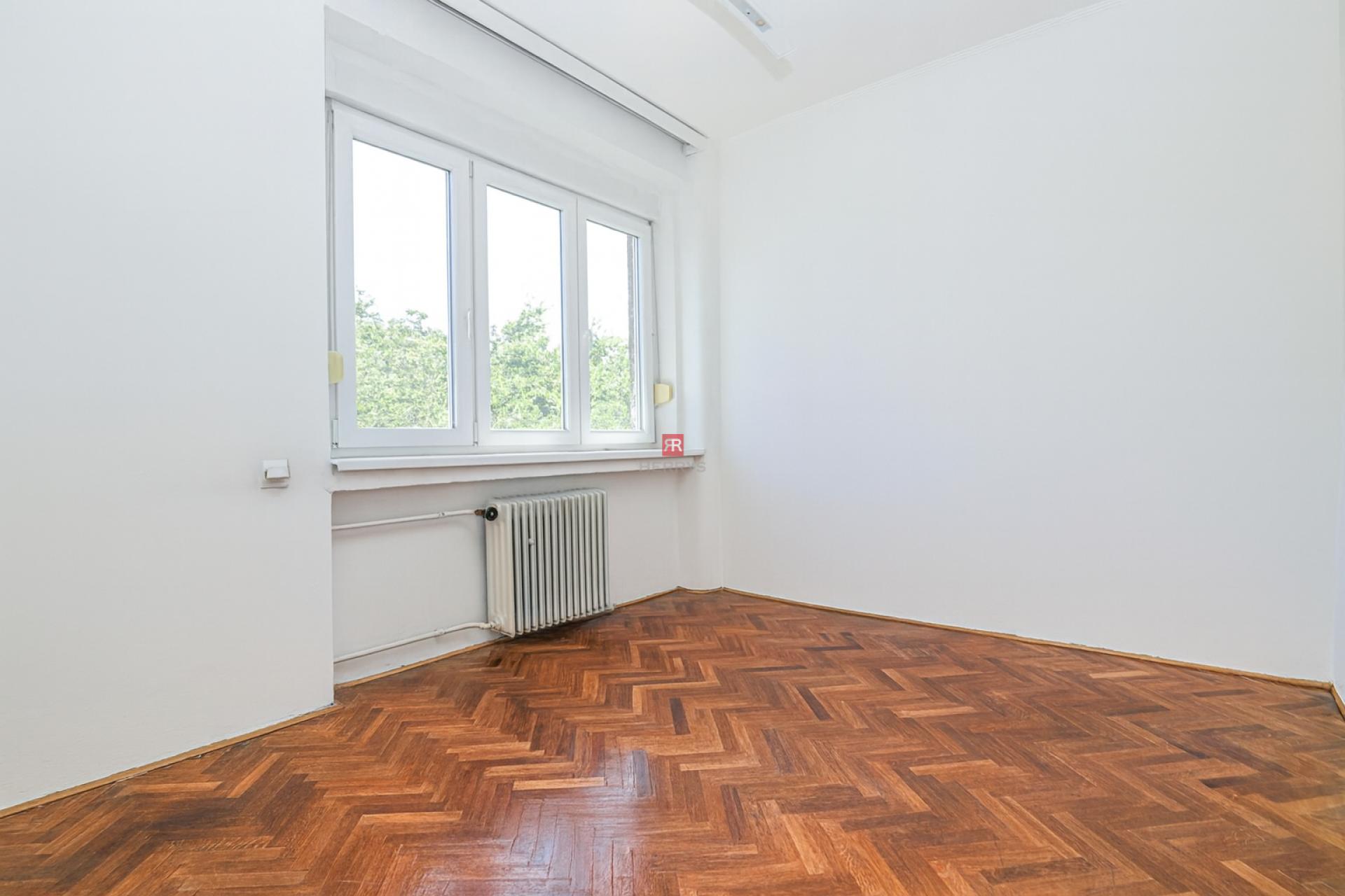 HERRYS - Na predaj priestranný 3 izbový byt s možnosťou prerobenia na 4 izbový