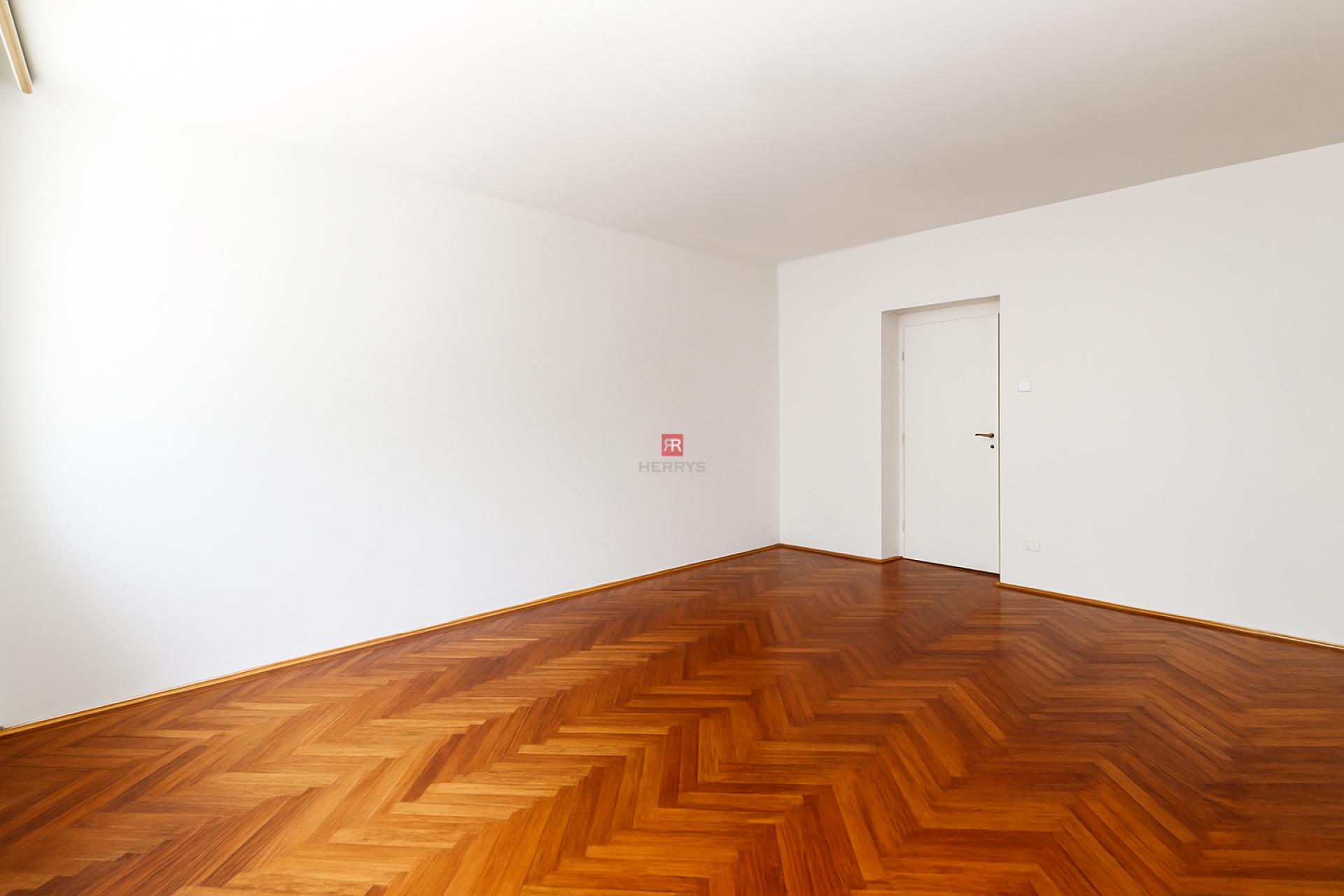 HERRYS - Na predaj priestranný 3 izbový byt s možnosťou prerobenia na 4 izbový