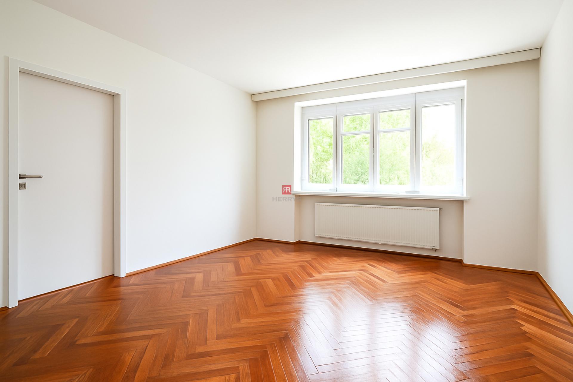 HERRYS - Na predaj priestranný 3 izbový byt s možnosťou prerobenia na 4 izbový