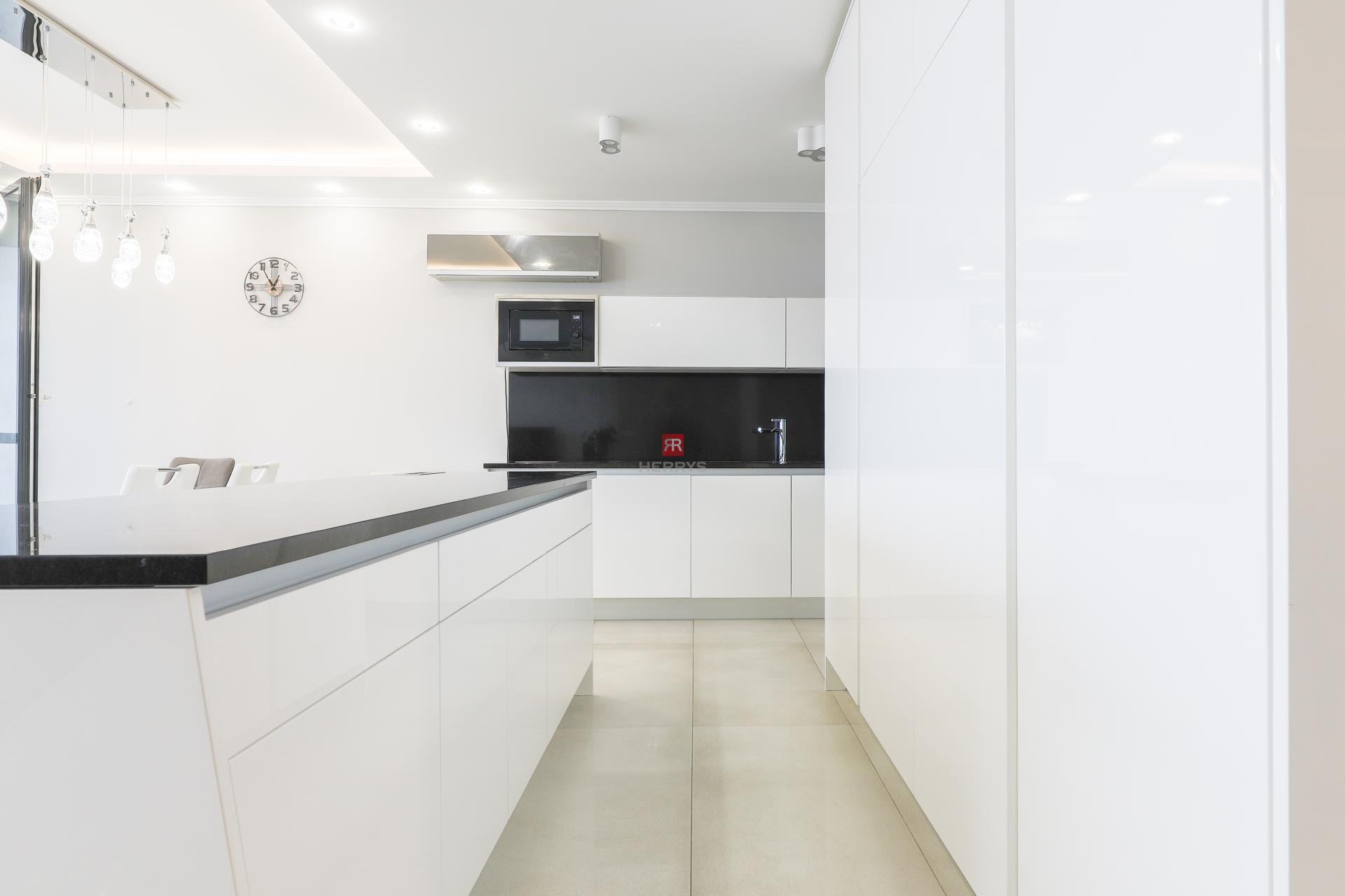 HERRYS - Na prenájom 3,5 izbový byt v uzavretom areáli na Kolibe s panoramatickým výhľadom na mesto