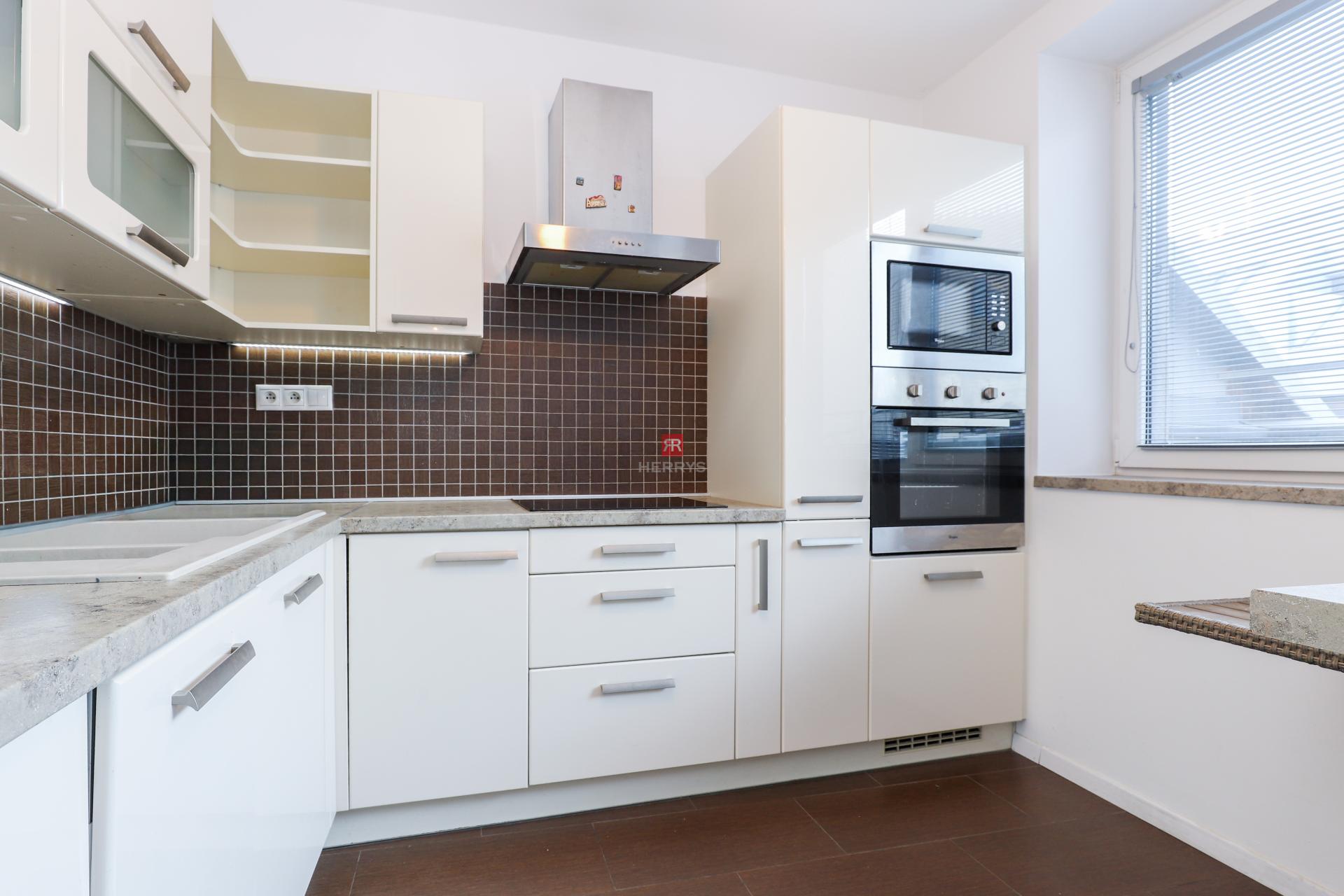 HERRYS - Na prenájom krásny svetlý priestranný 3i byt vo výbornej lokalite BA – Staré mesto.