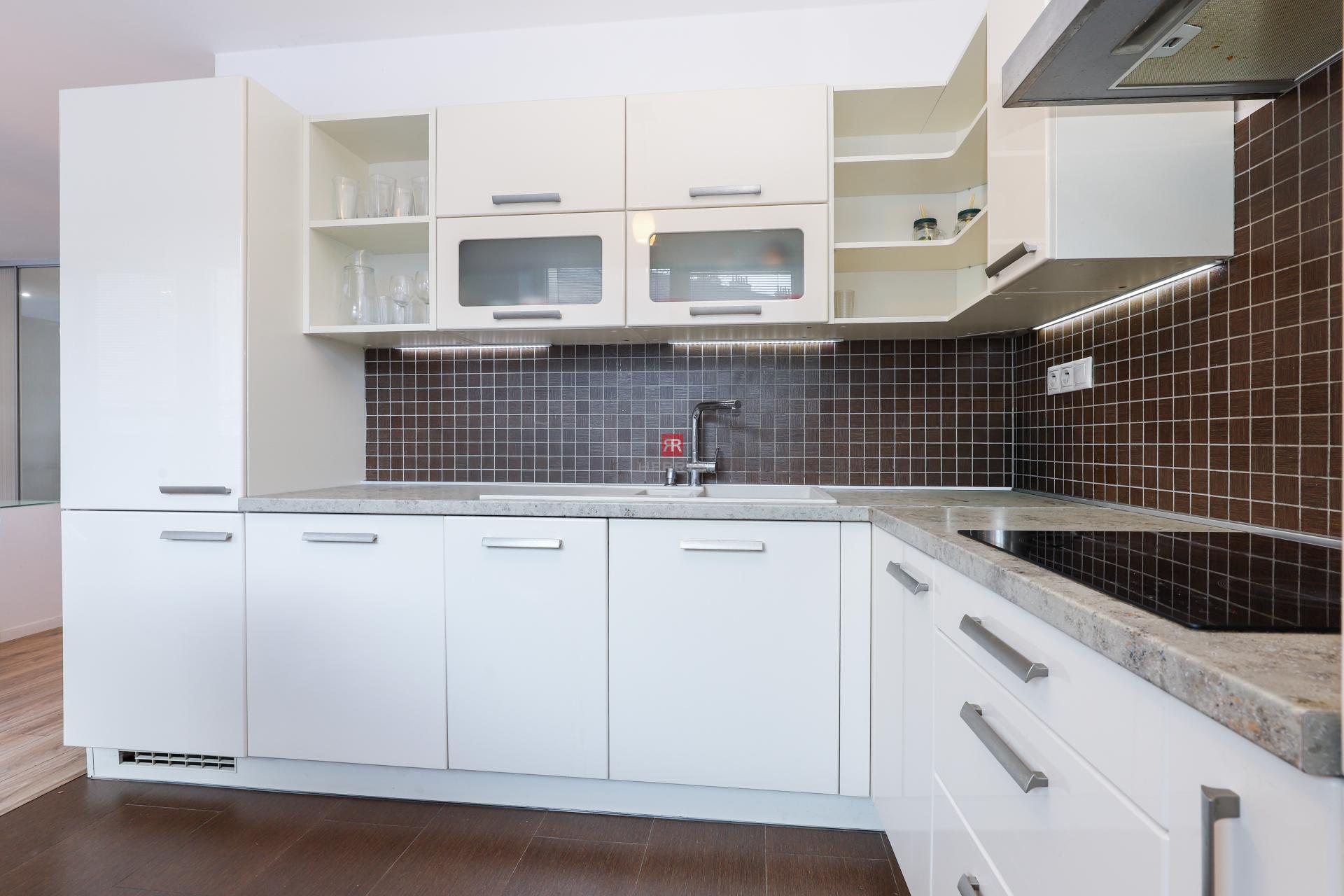 HERRYS - Na prenájom krásny svetlý priestranný 3i byt vo výbornej lokalite BA – Staré mesto.