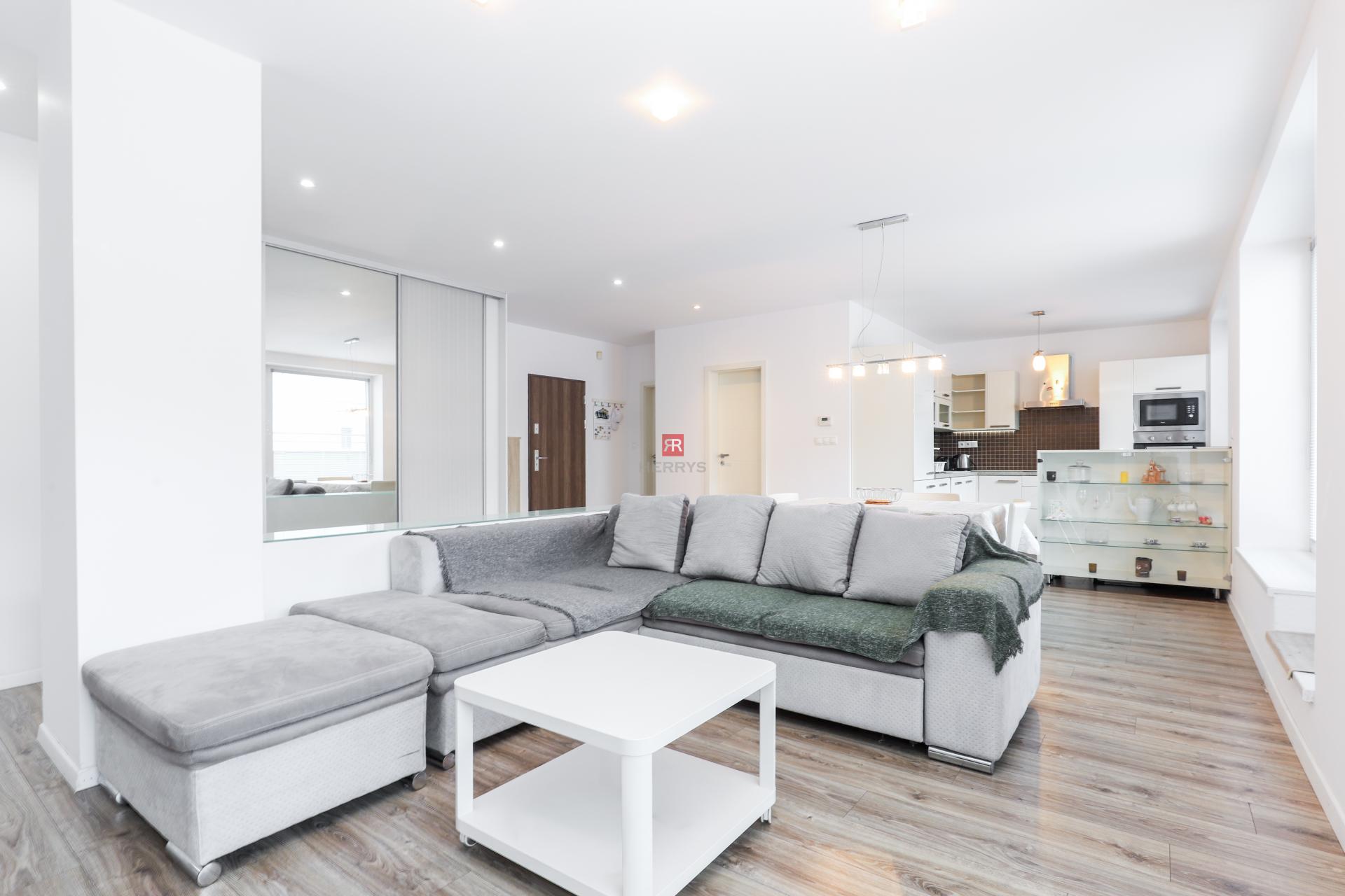 HERRYS - Na prenájom krásny svetlý priestranný 3i byt vo výbornej lokalite BA – Staré mesto.