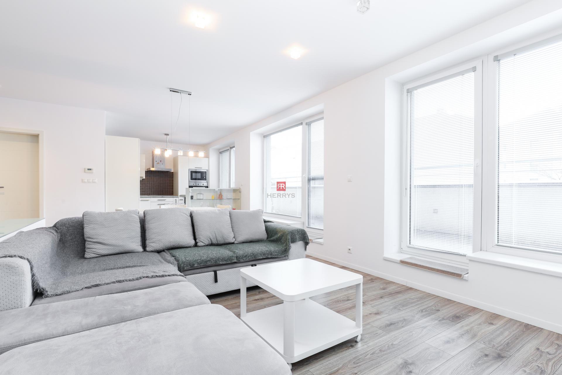 HERRYS - Na prenájom krásny svetlý priestranný 3i byt vo výbornej lokalite BA – Staré mesto.