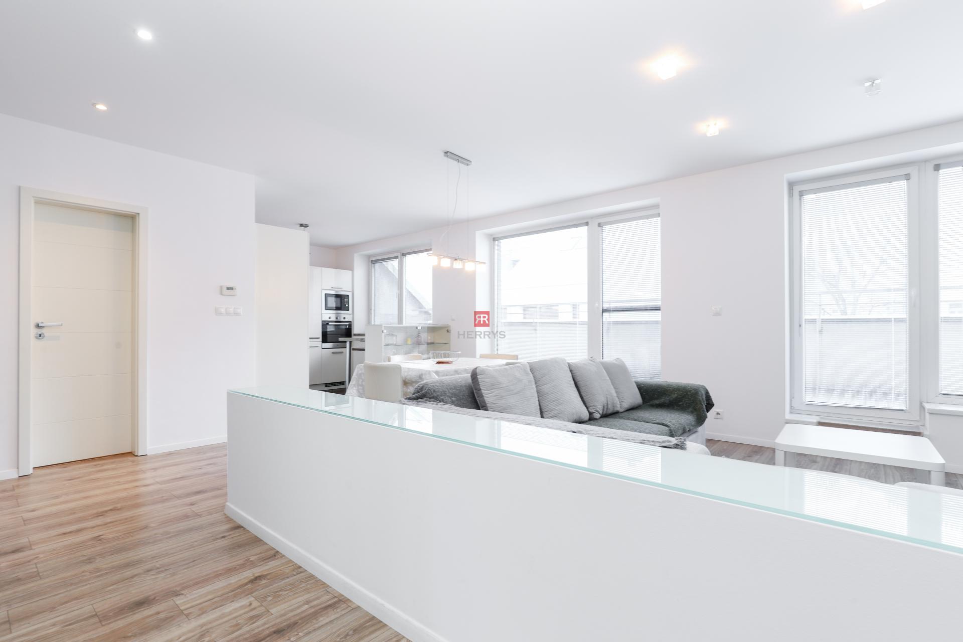 HERRYS - Na prenájom krásny svetlý priestranný 3i byt vo výbornej lokalite BA – Staré mesto.