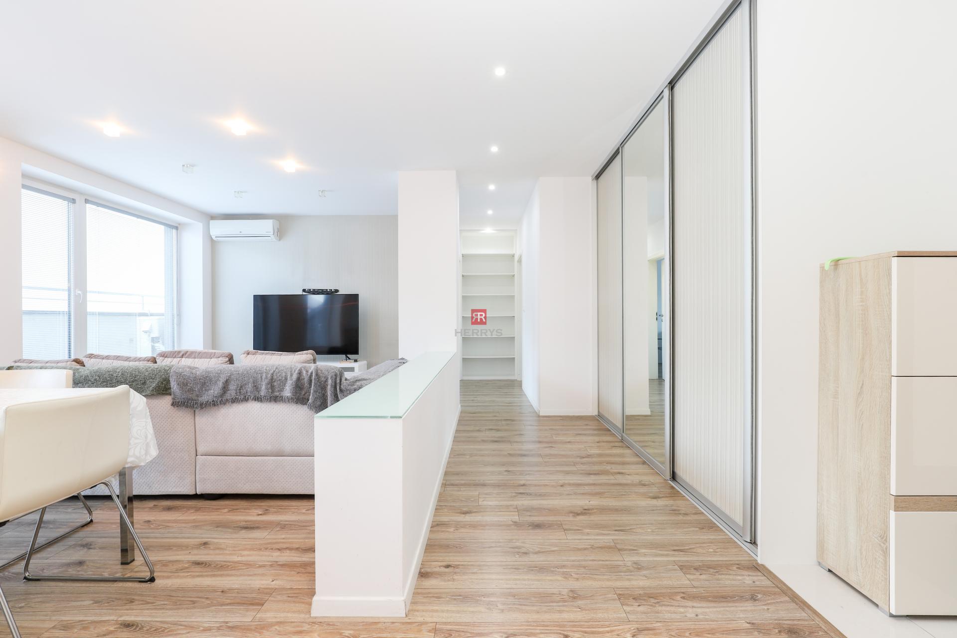 HERRYS - Na prenájom krásny svetlý priestranný 3i byt vo výbornej lokalite BA – Staré mesto.