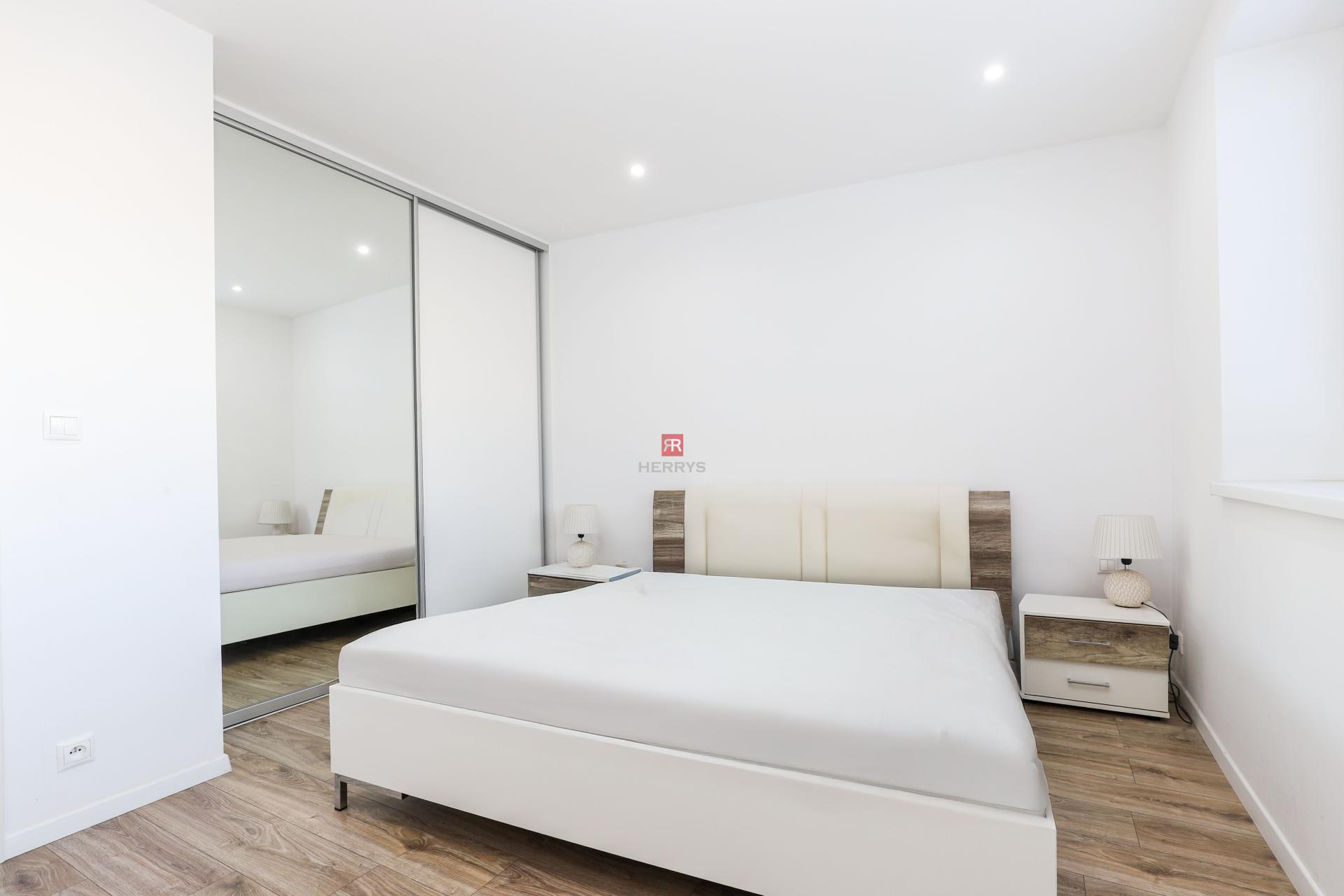 HERRYS - Na prenájom krásny svetlý priestranný 3i byt vo výbornej lokalite BA – Staré mesto.