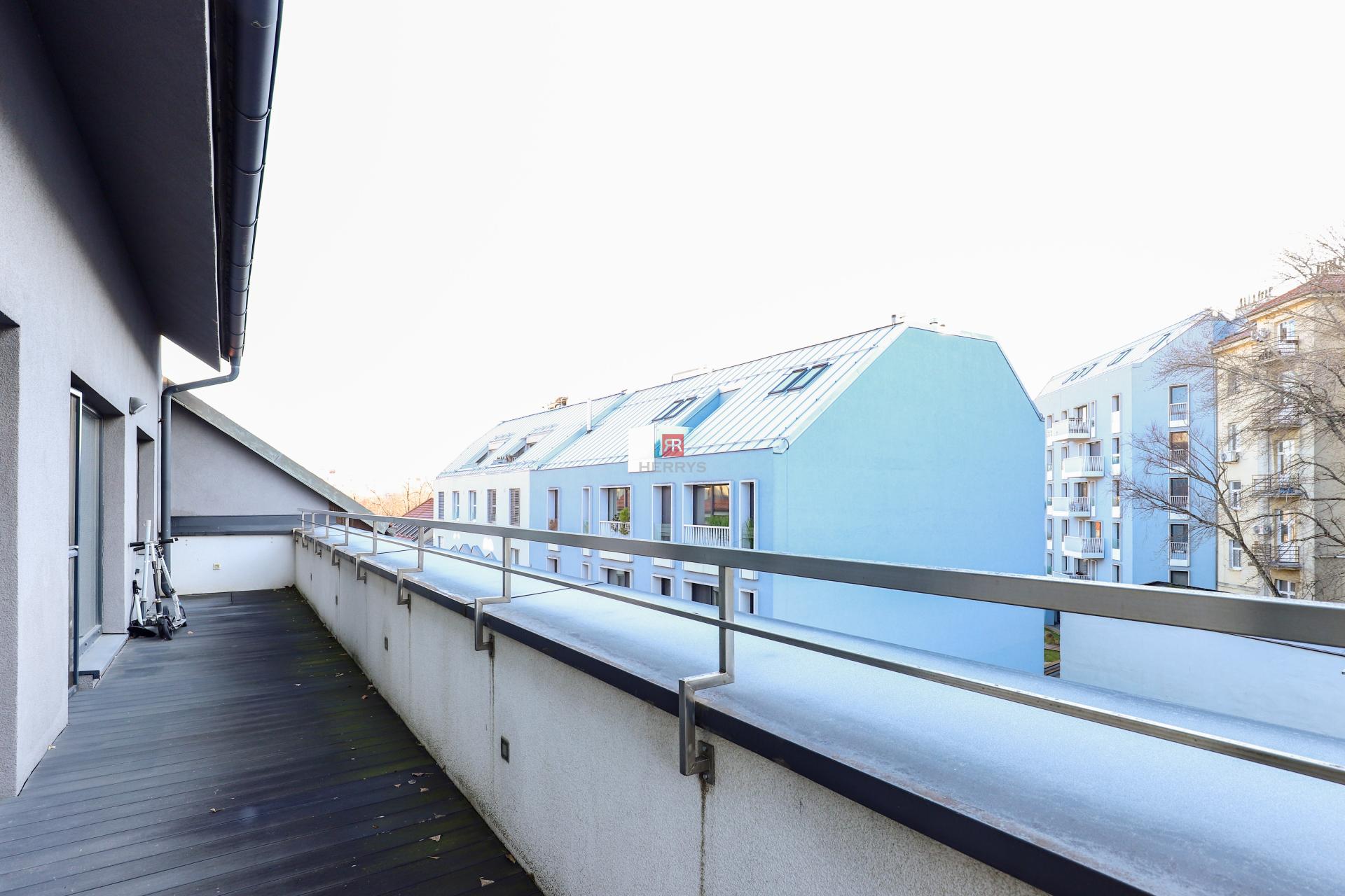 HERRYS - Na prenájom krásny svetlý priestranný 3i byt vo výbornej lokalite BA – Staré mesto.