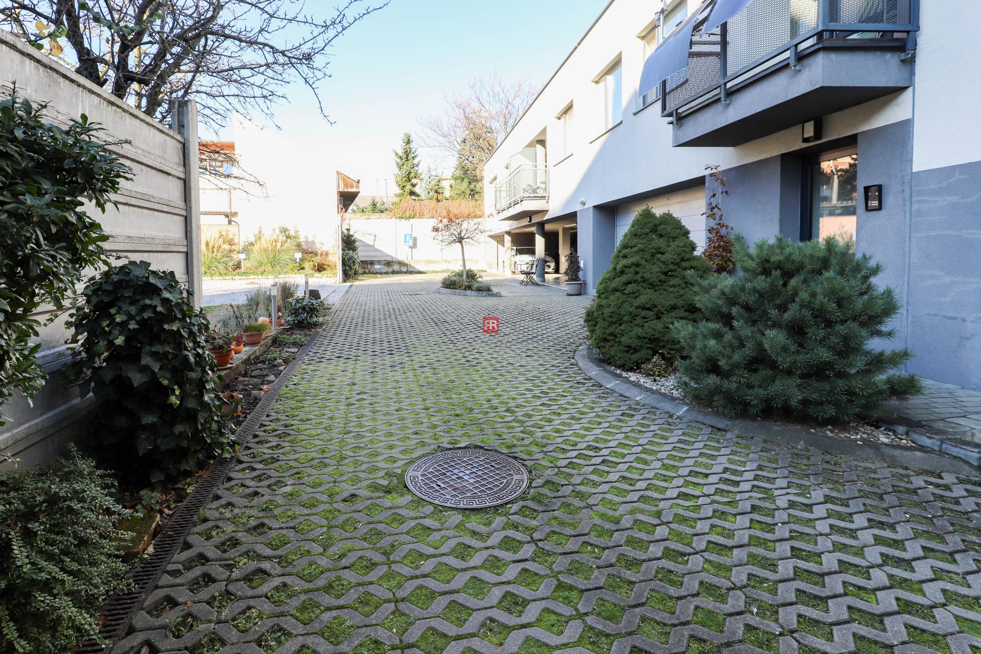 HERRYS - Na prenájom krásny svetlý priestranný 3i byt vo výbornej lokalite BA – Staré mesto.