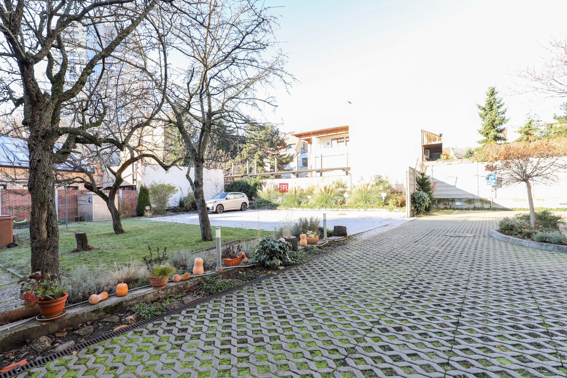 HERRYS - Na prenájom krásny svetlý priestranný 3i byt vo výbornej lokalite BA – Staré mesto.