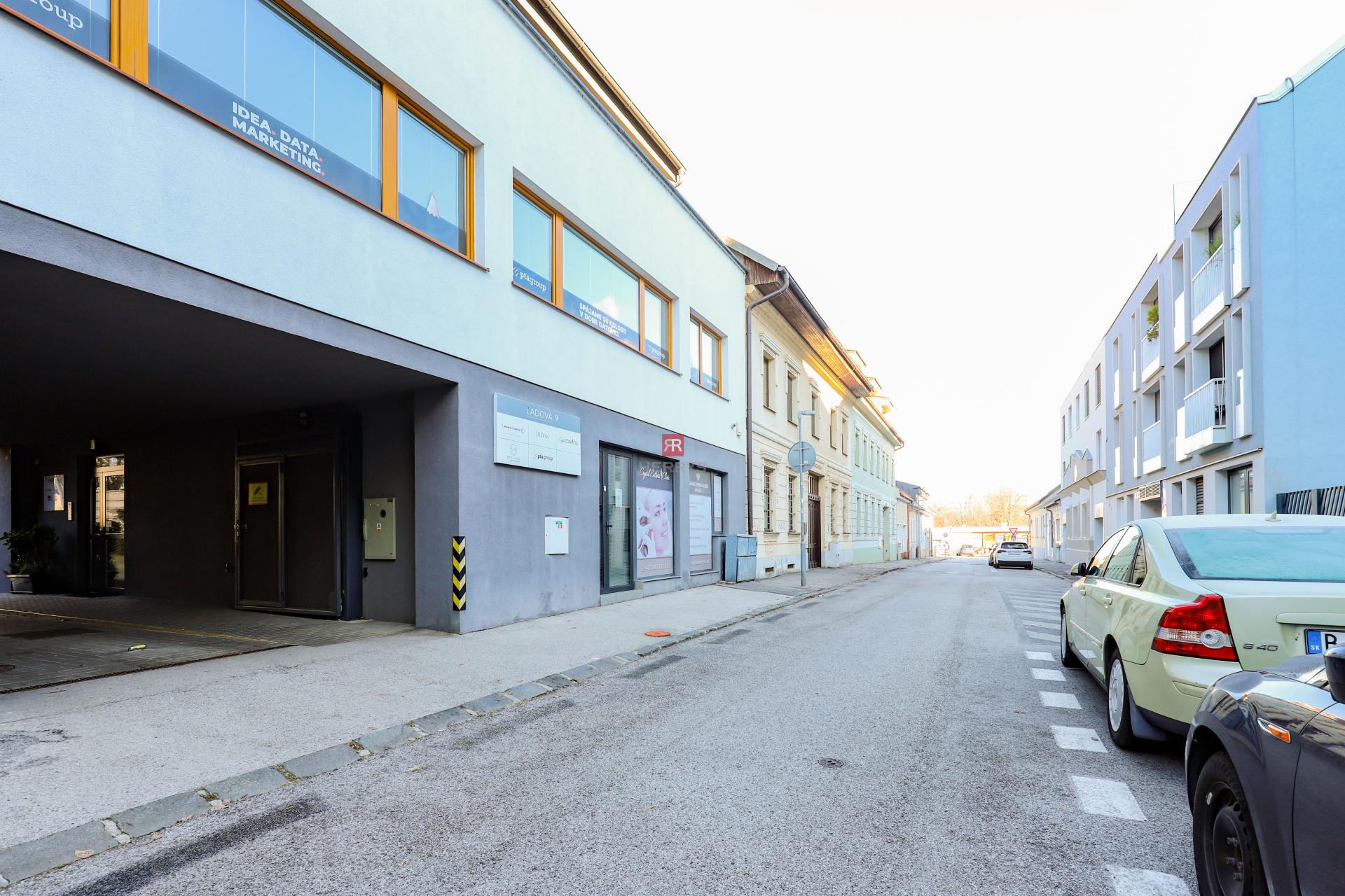 HERRYS - Na prenájom krásny svetlý priestranný 3i byt vo výbornej lokalite BA – Staré mesto.