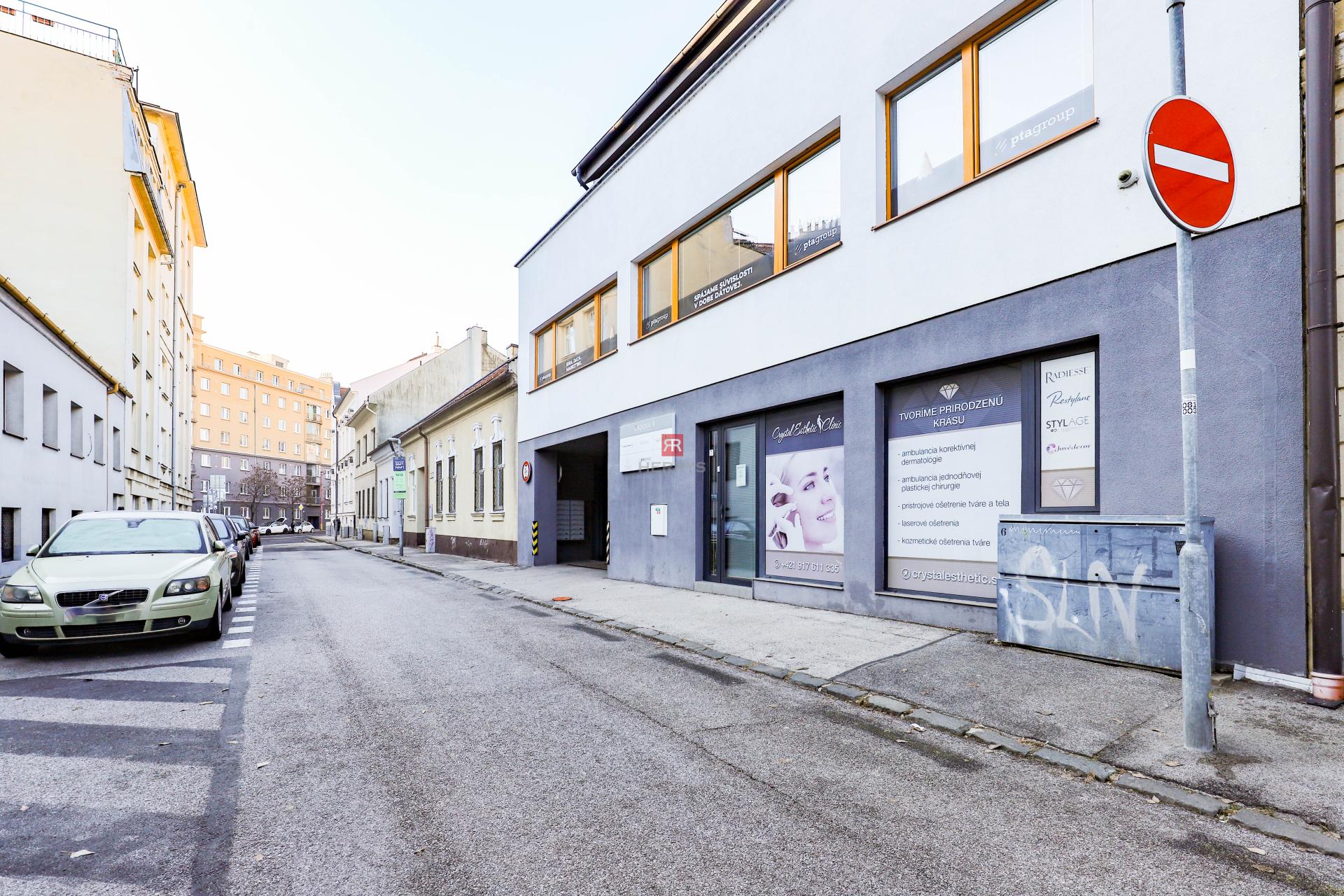 HERRYS - Na prenájom krásny svetlý priestranný 3i byt vo výbornej lokalite BA – Staré mesto.