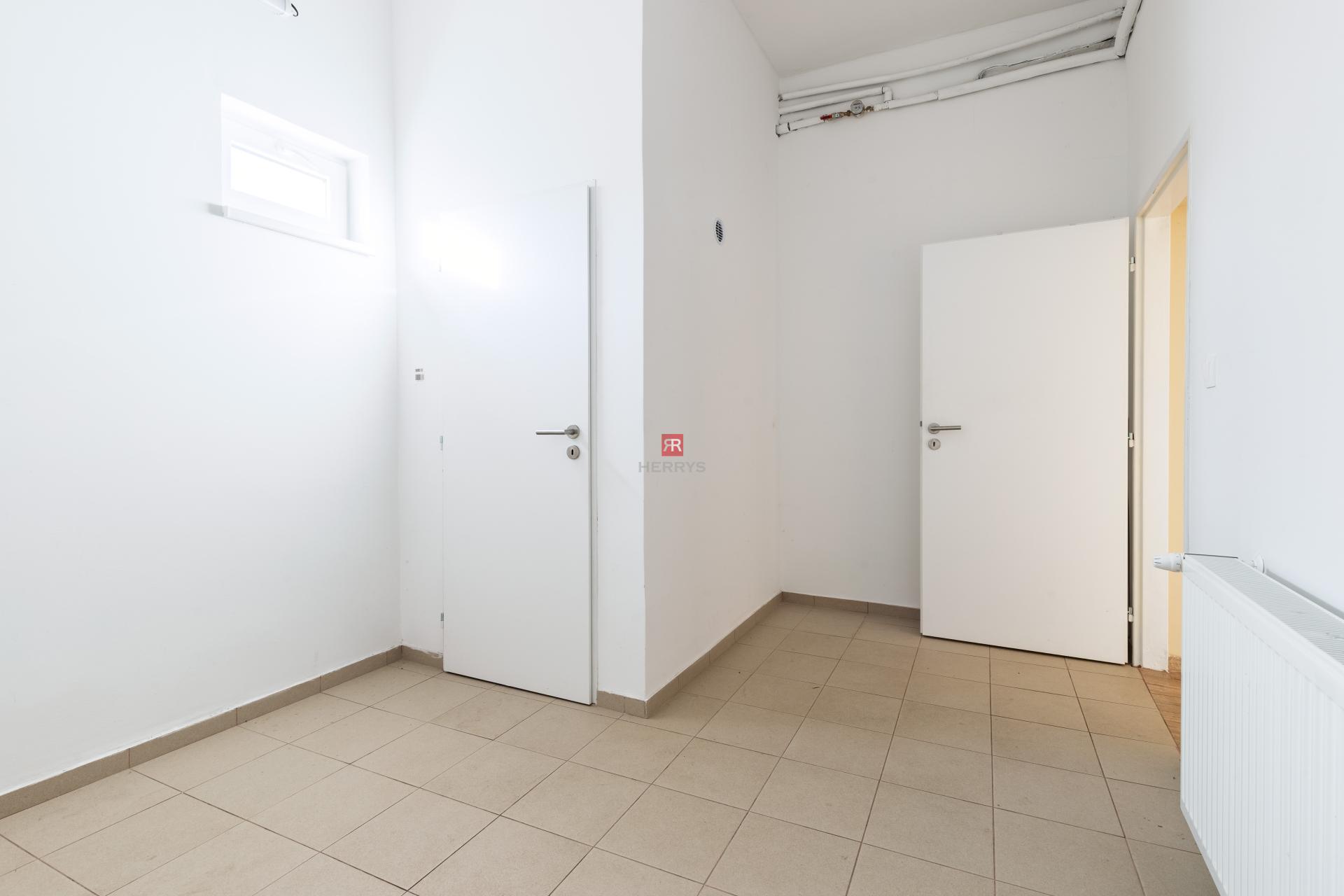 HERRYS - Na predaj 2 obchodné priestory pod jednou strechou vo Vajnoroch, možný odpočet DPH