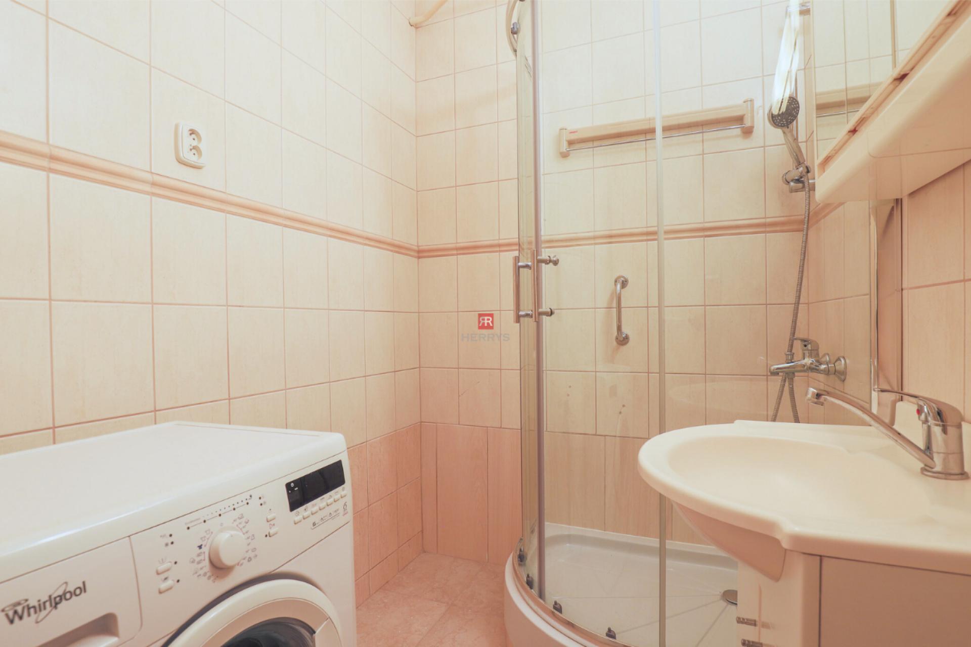 HERRYS – Na predaj 1-izbový byt s možnosťou úpravy na 1,5-i v exkluzívnej lokalite Starého Mesta