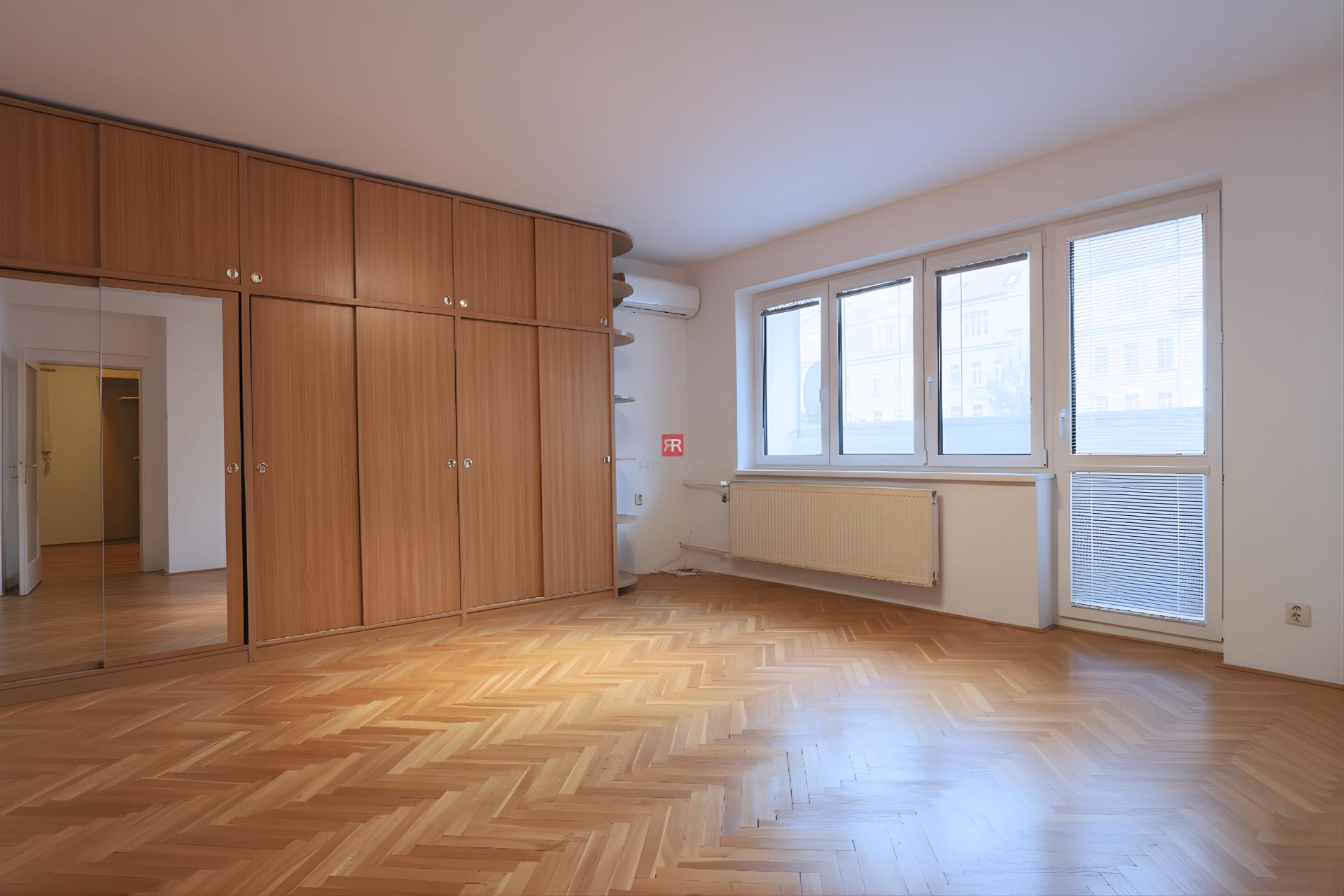 HERRYS – Na predaj 1-izbový byt s možnosťou úpravy na 1,5-i v exkluzívnej lokalite Starého Mesta