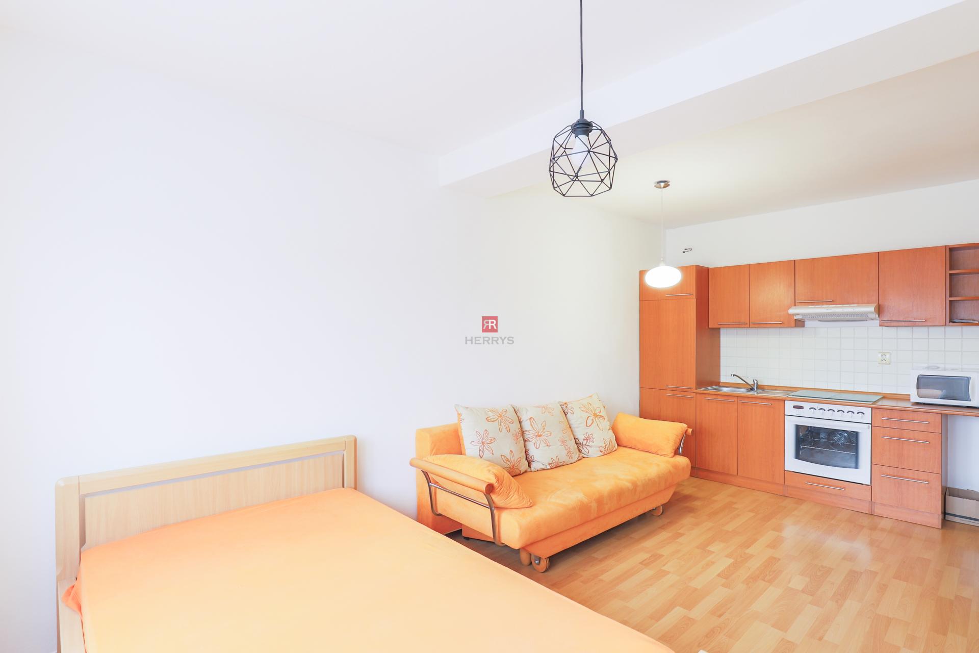 HERRYS – Na prenájom zariadený 1-izbový byt s balkónom a možnosťou garážového státia vo Vajnoroch