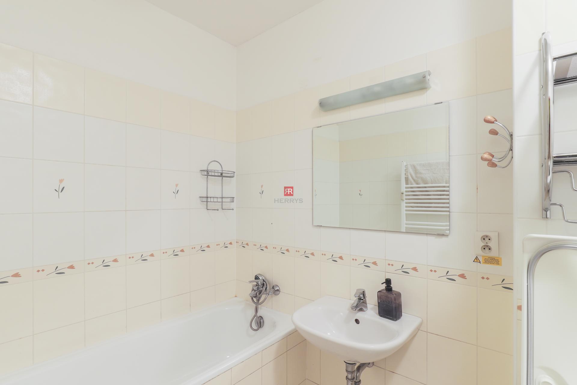 HERRYS – Furnished Studio Apartment with Balcony and Optional Garage Parking for Rent in Vajnory