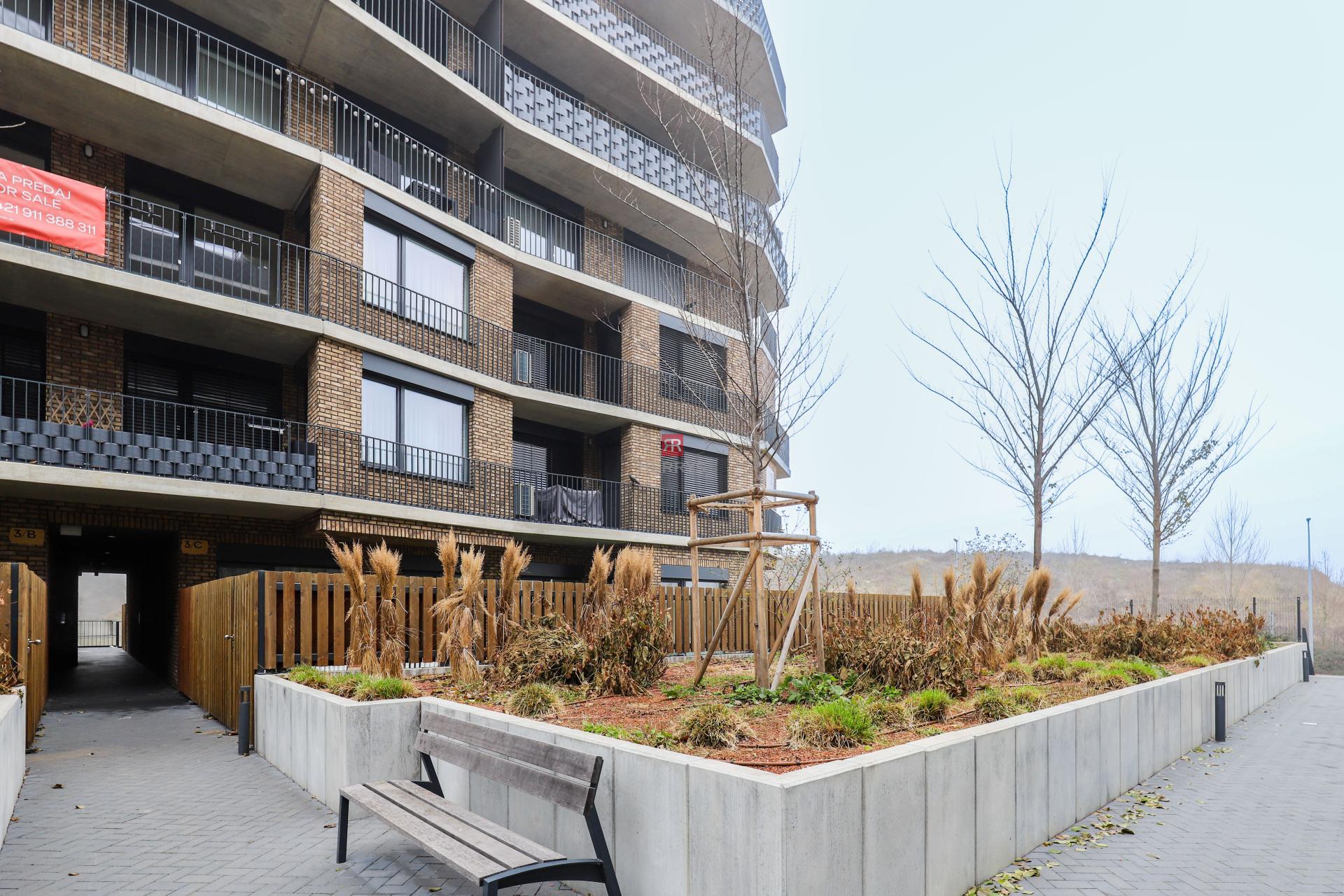 HERRYS - Na prenájom krásny 4-izbový byt s terasou a predzáhradkou v komplexe Slnečnice - Viladomy.