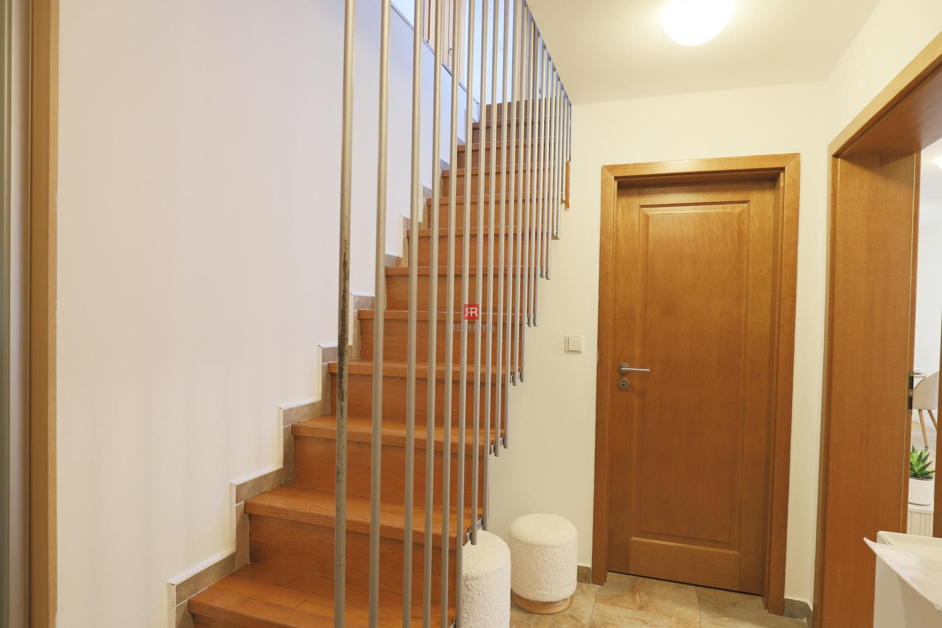 HERRYS – Na prenájom luxusný 4-izbový mezonet pri Horskom parku so záhradou a bazénom&nbsp;