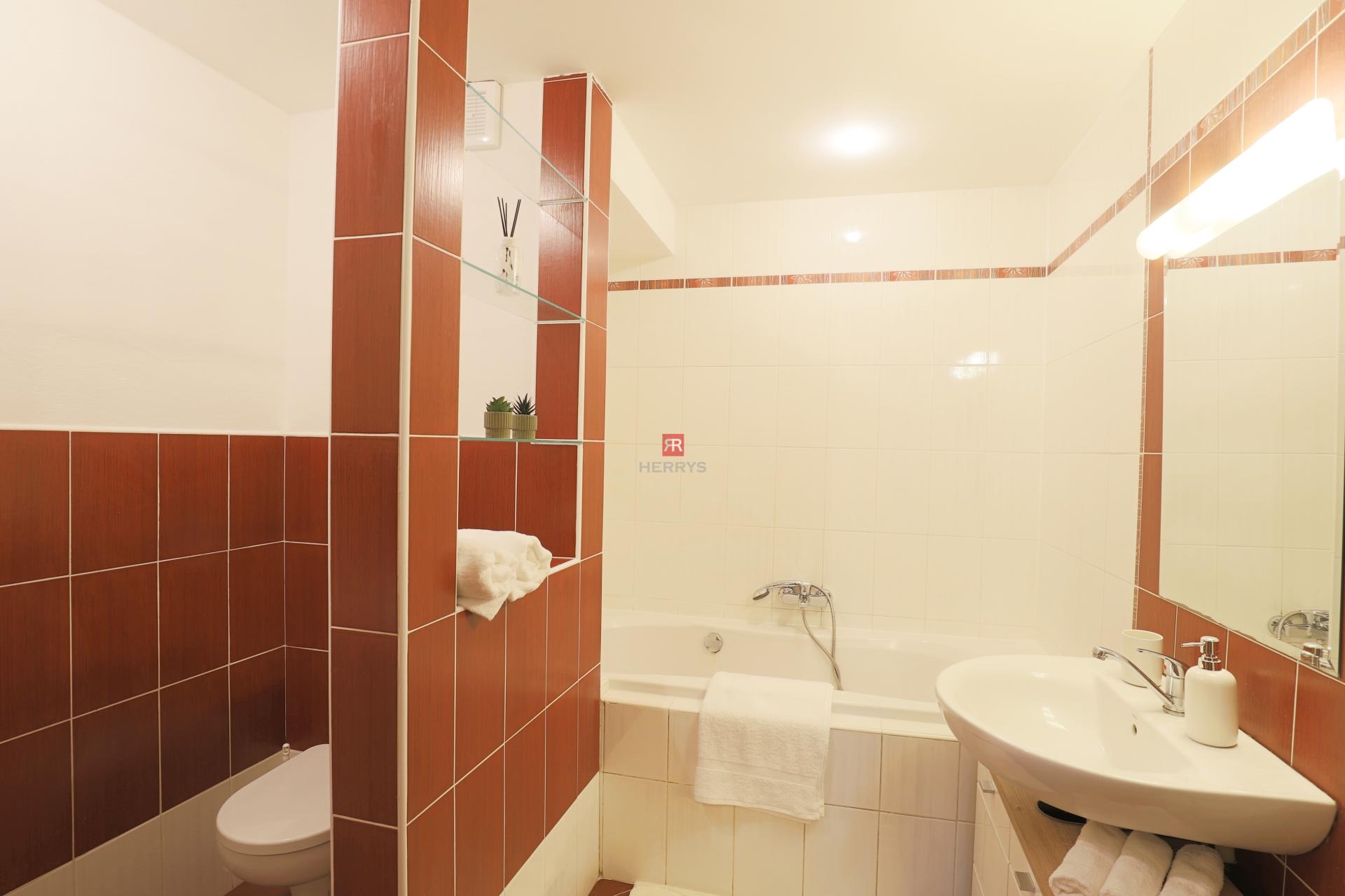 HERRYS – Na prenájom luxusný 4-izbový mezonet pri Horskom parku so záhradou a bazénom&nbsp;