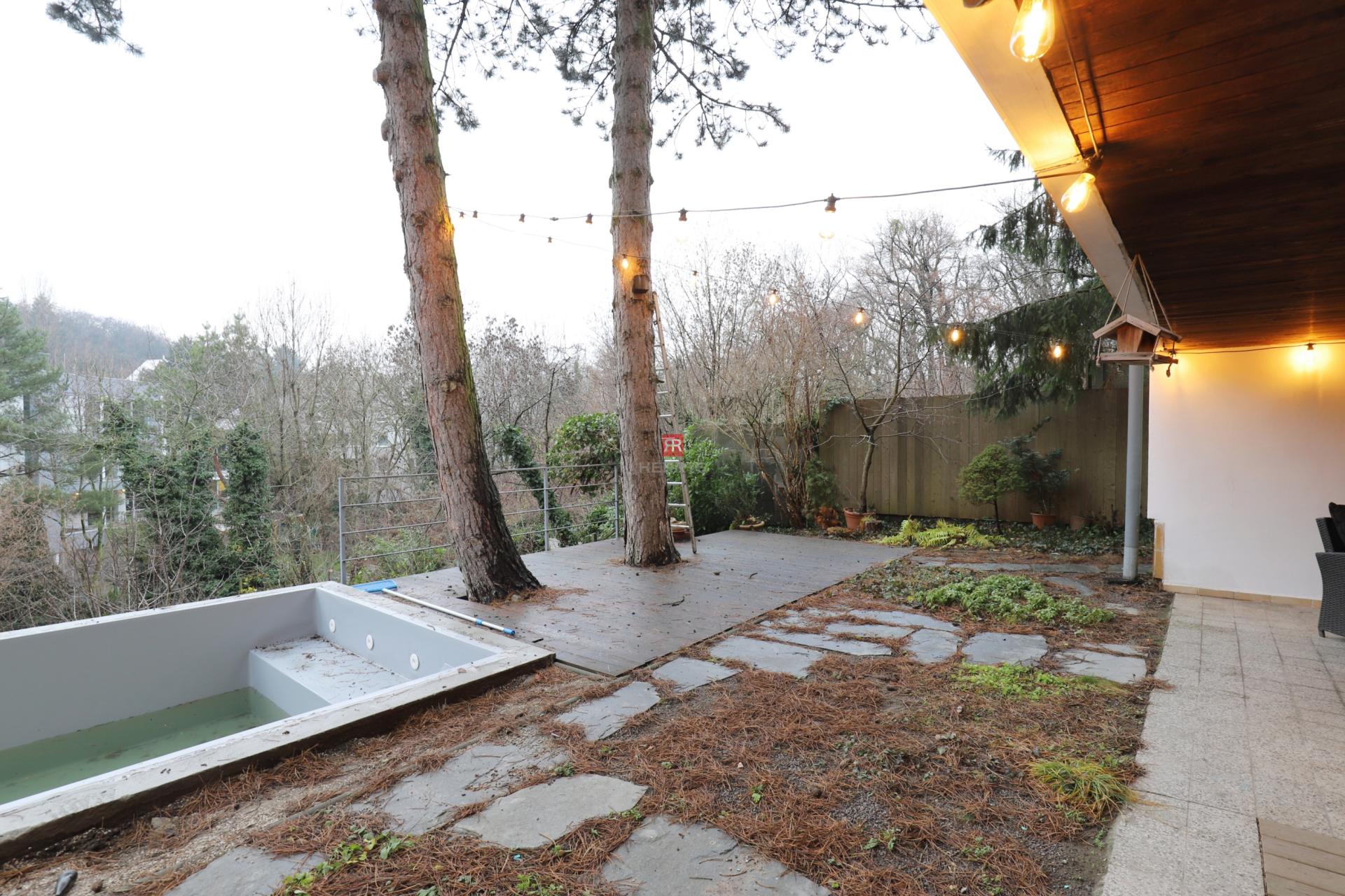 HERRYS – Na prenájom luxusný 4-izbový mezonet pri Horskom parku so záhradou a bazénom&nbsp;